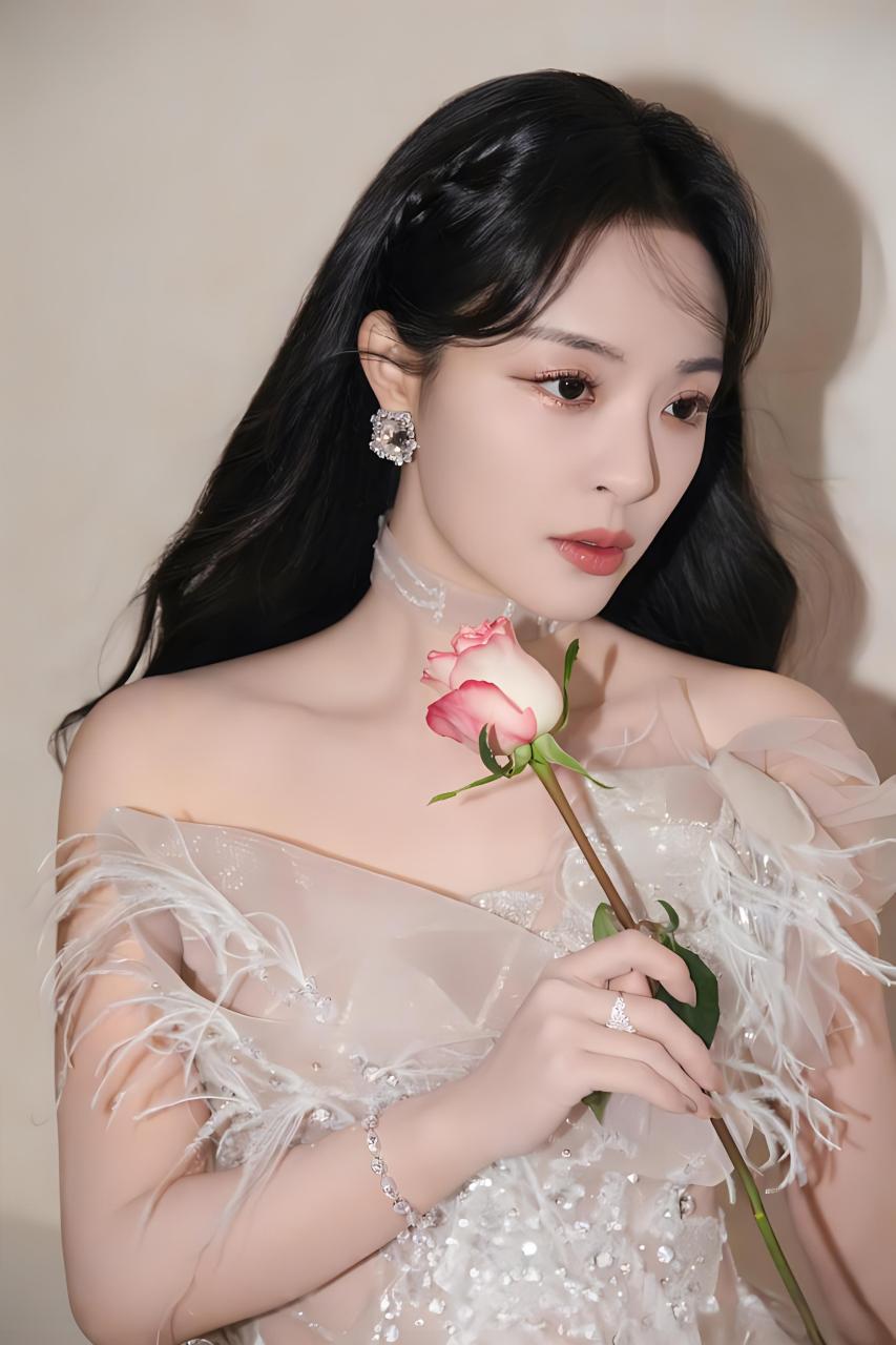 李莎旻子,一位因出众的颜值而在网络上迅速走红的女神级人物.