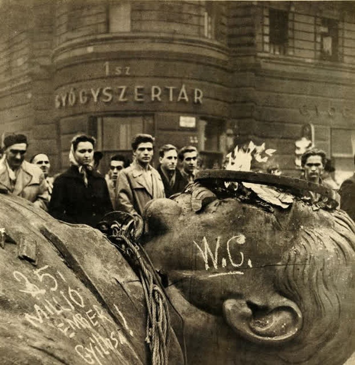 1956年10月,布达佩斯的斯大林雕像在匈牙利十月事变中被推倒.