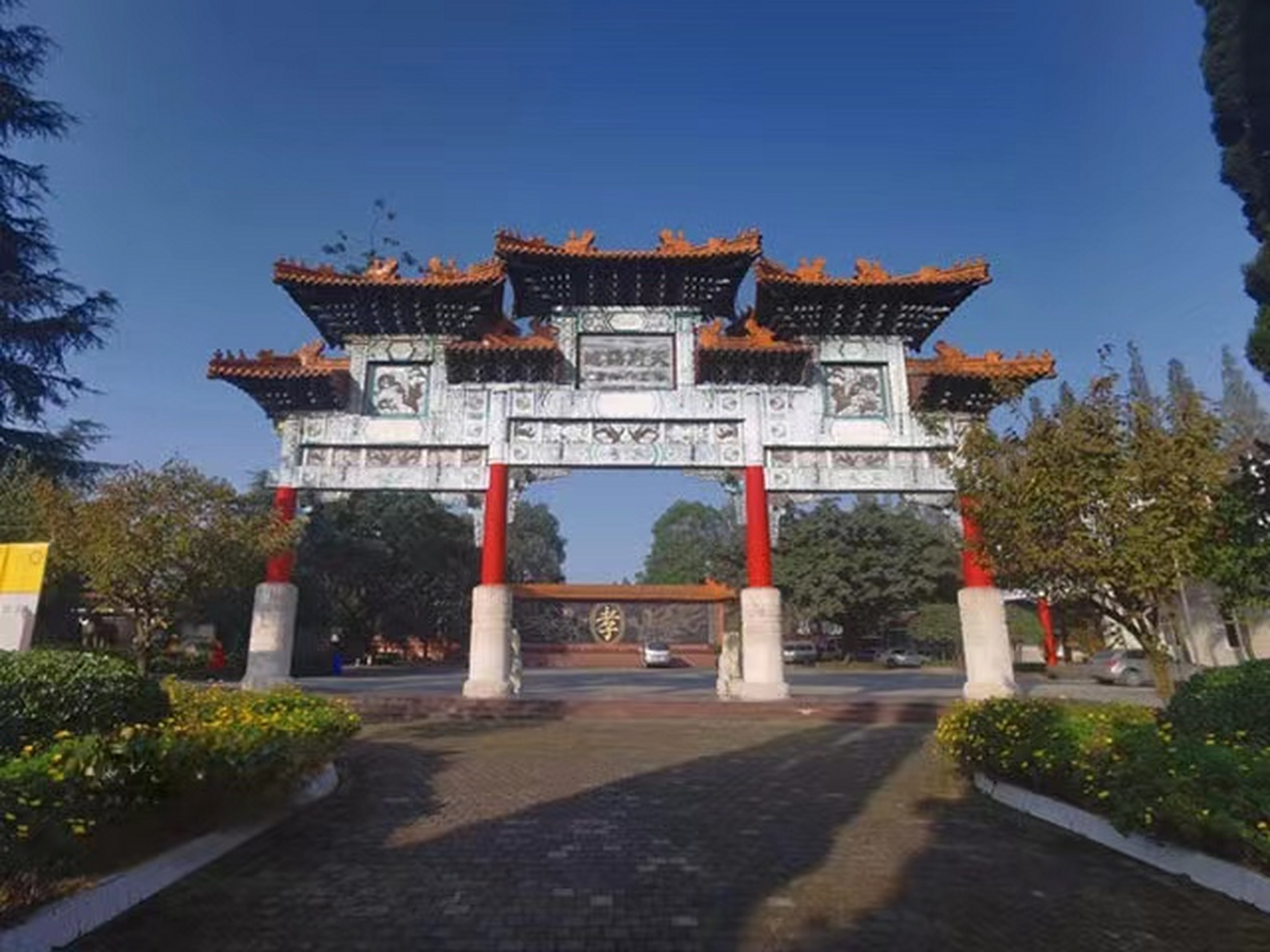 成都市新都区斑竹园宝光塔陵,占地180亩,建筑面积7万平方米,是墓型