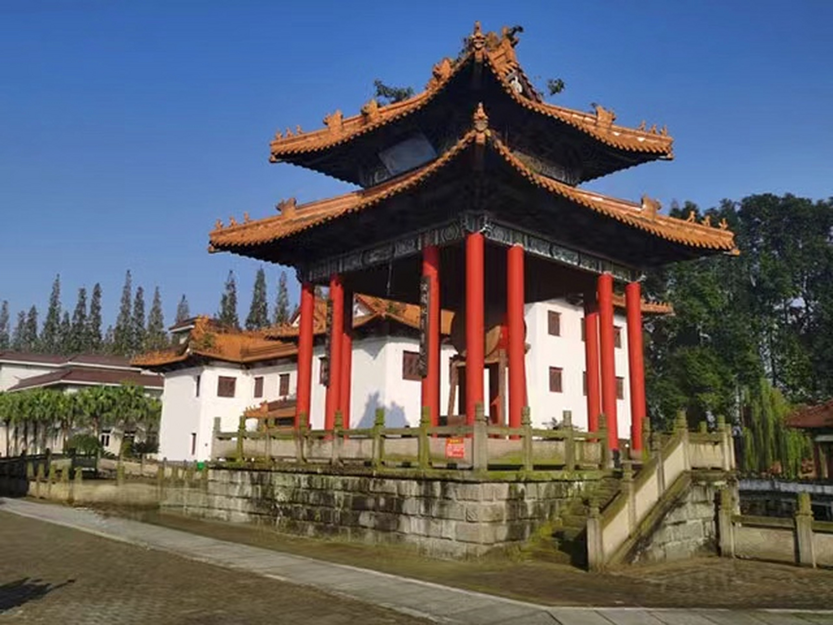 成都市新都区斑竹园宝光塔陵,占地180亩,建筑面积7万平方米,是墓型