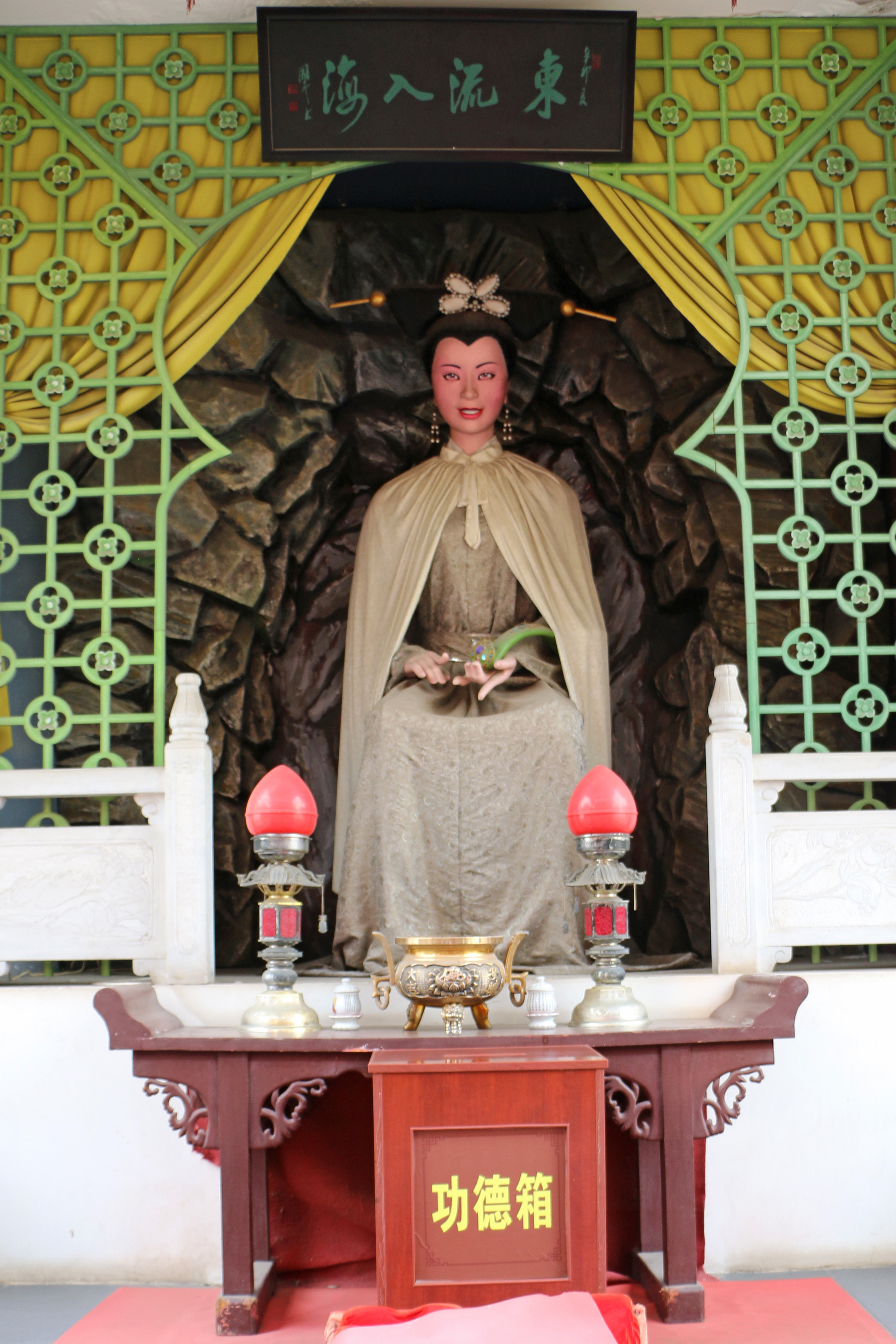 金山寺白娘子像 极具妖气的塑像,难得一见