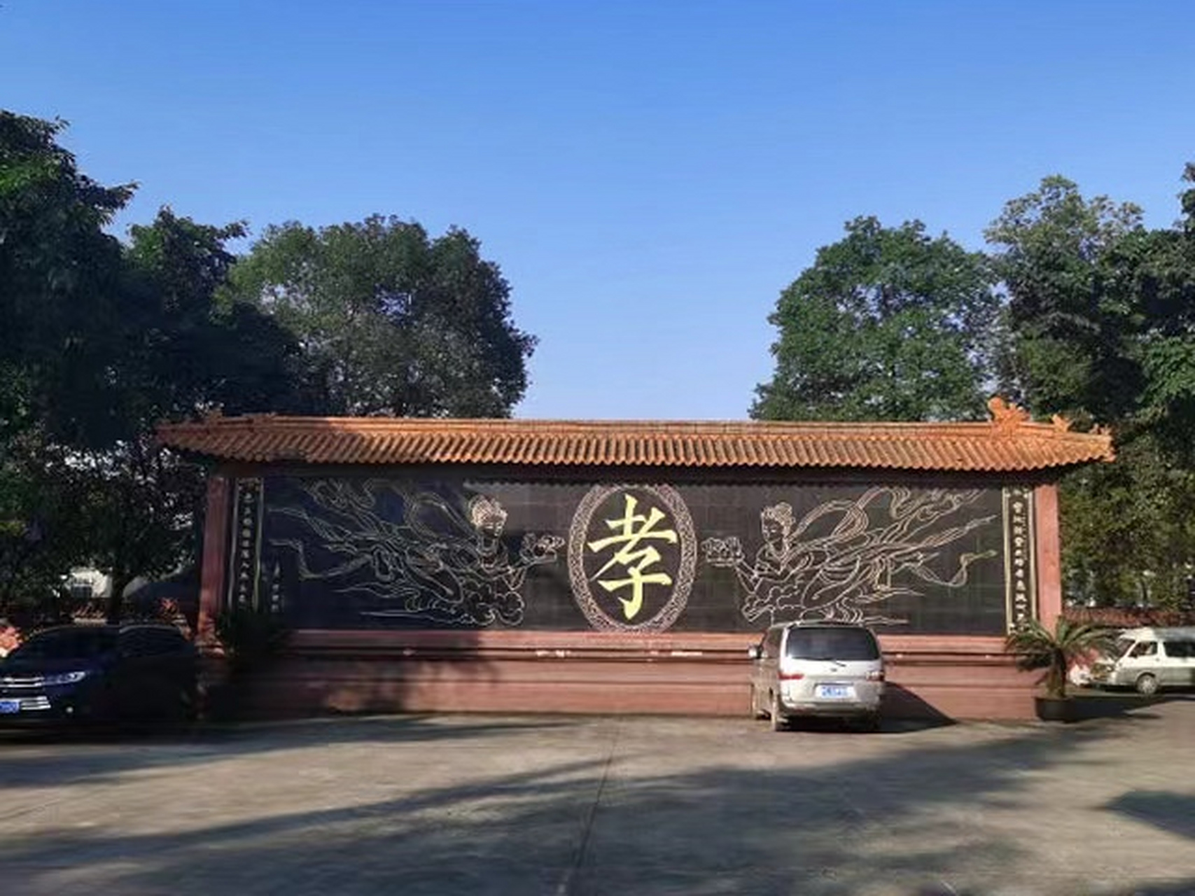 成都市新都区斑竹园宝光塔陵,占地180亩,建筑面积7万平方米,是墓型