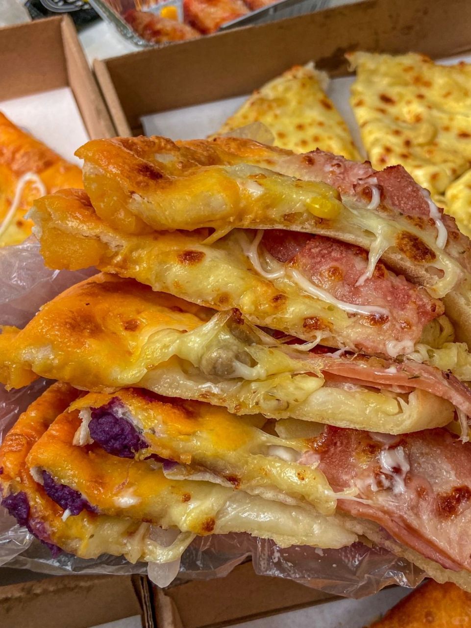 本地mcn挑战赛# 西郊这家地瓜94卷边披萨真的好绝 不枉我跑了十