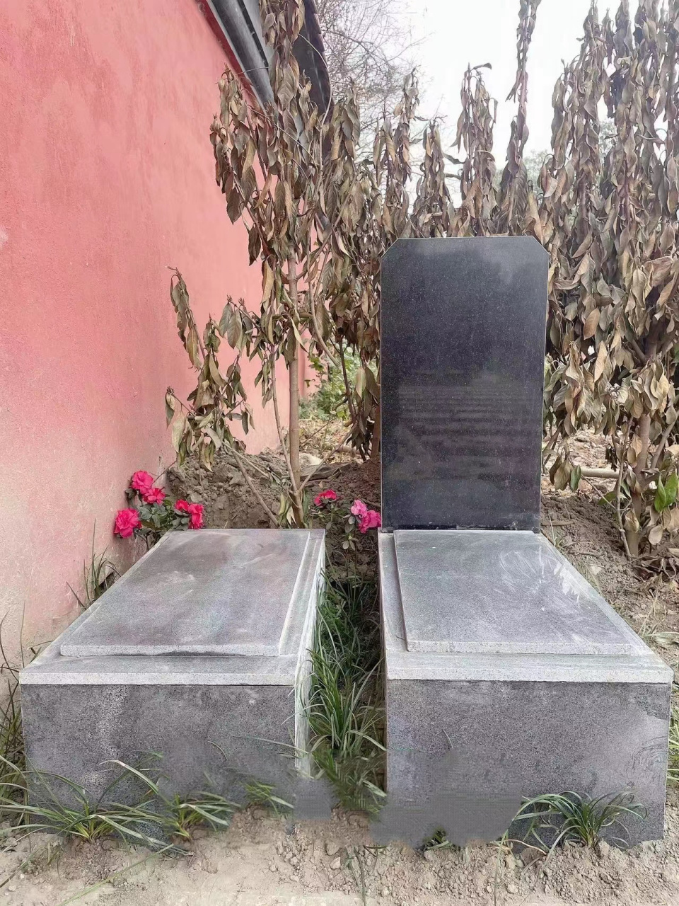 成都市新都区斑竹园宝光塔陵,占地180亩,建筑面积7万平方米,是墓型