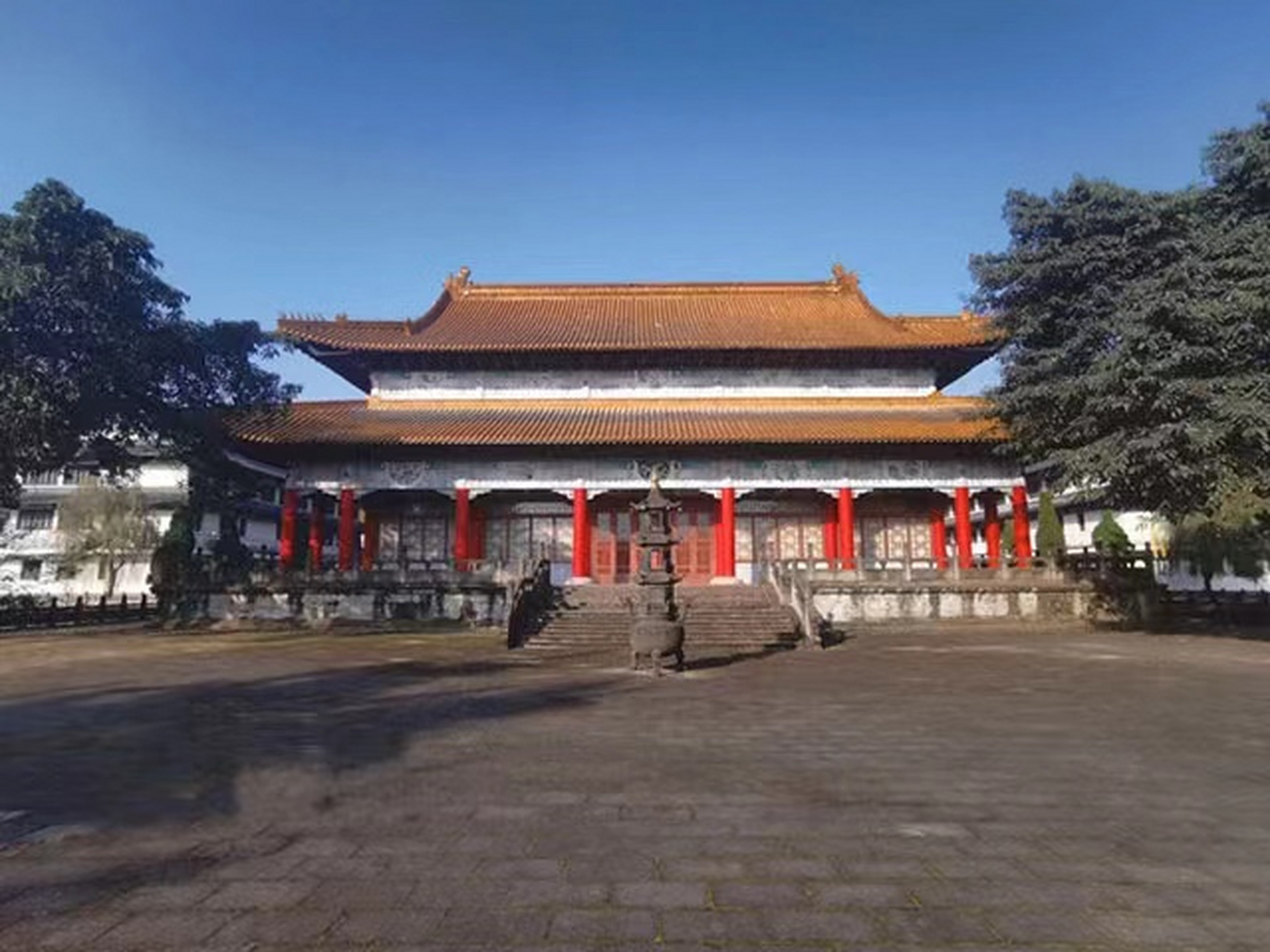 成都市新都区斑竹园宝光塔陵,占地180亩,建筑面积7万平方米,是墓型