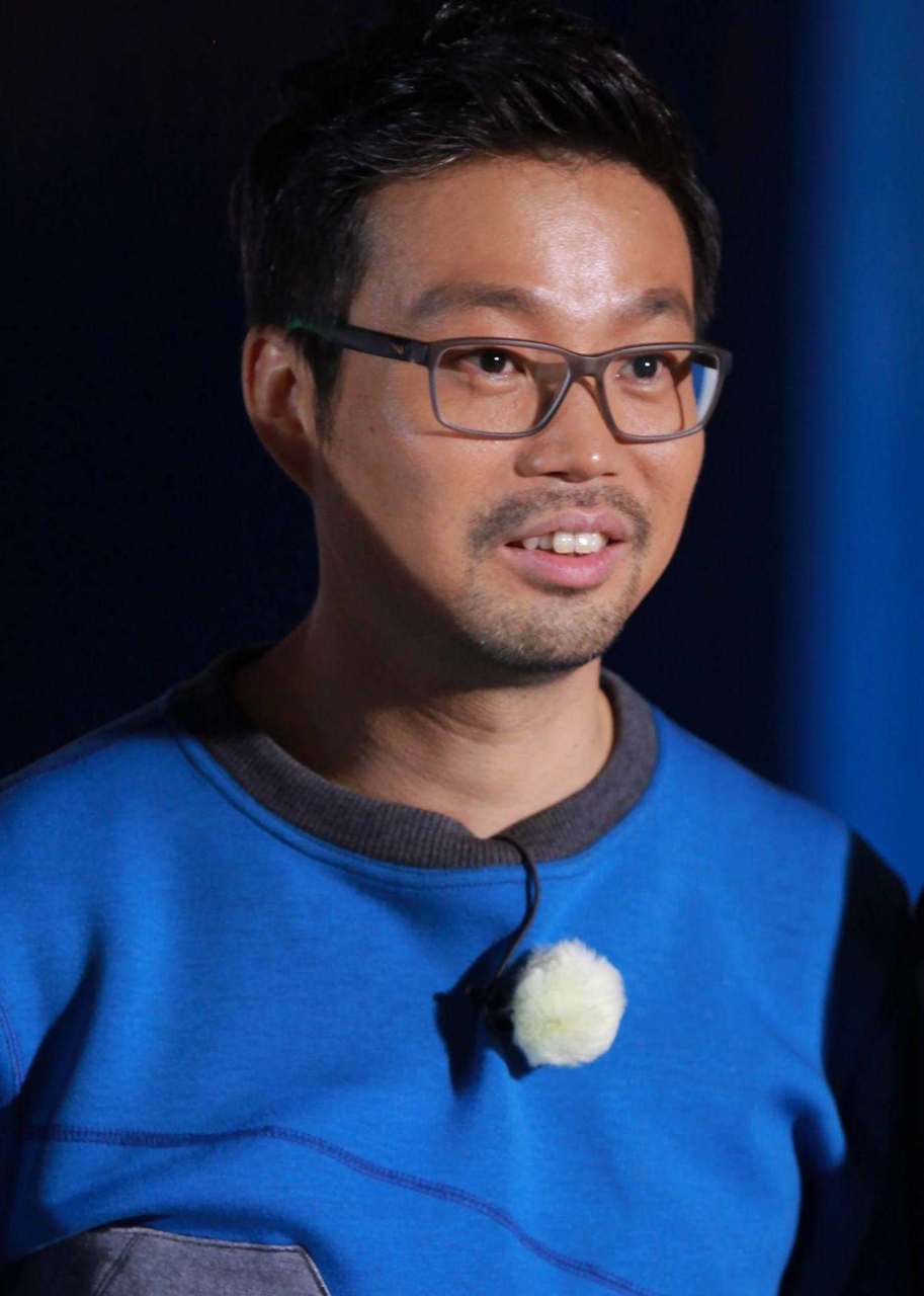 演员王迅说,第一次拍戏,和黄渤一个宿舍,我先到的,剧组区别对待,他和