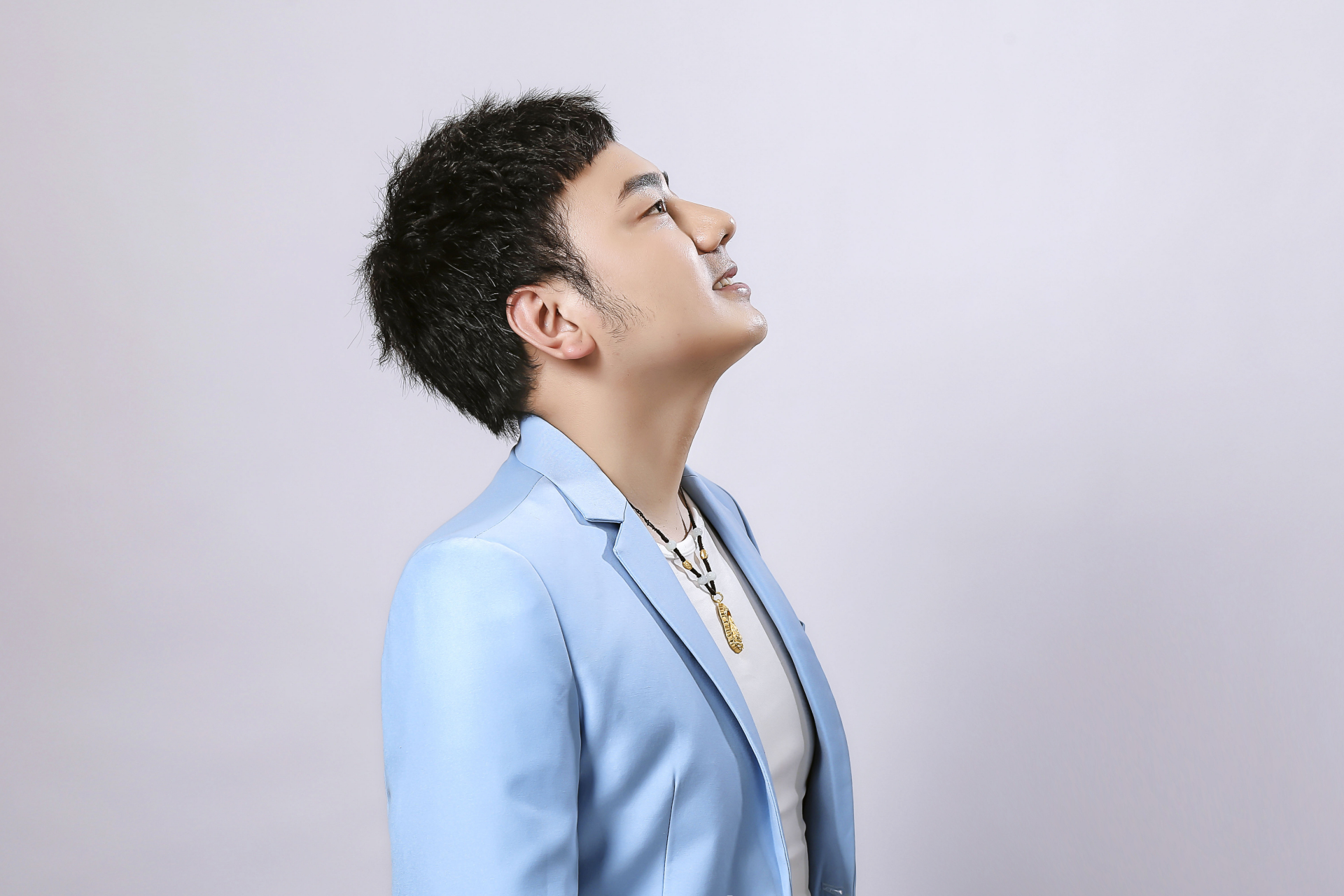 海来阿木在春晚深情演唱一首《不如见一面》之后,没有参加庆功宴会