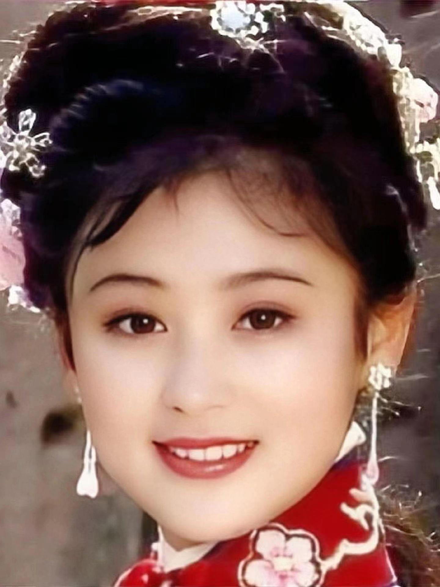 陈红年轻时娇艳欲滴,红唇白齿,姿态妖娆,她那双大眼睛令人心生怜爱