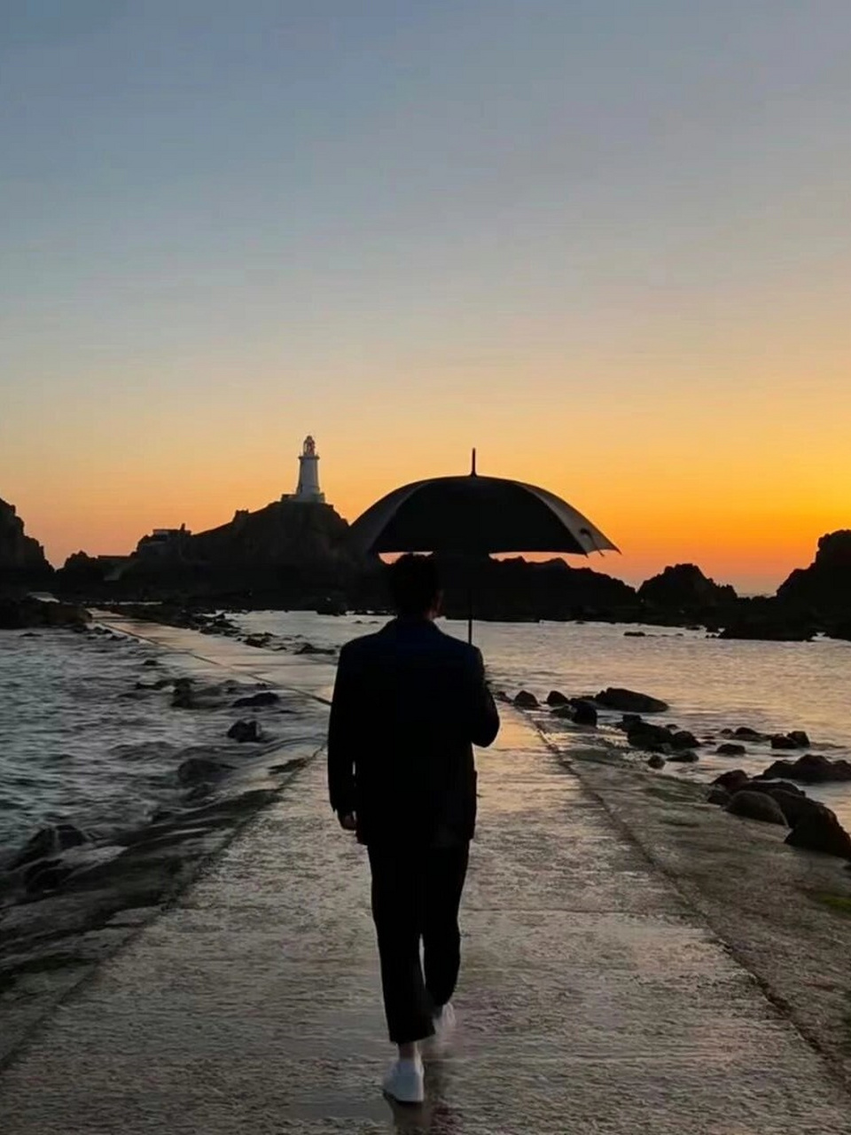 高冷伤感头像男  🌃他的背景,可能是黑暗的夜晚,也可能是寂静的荒野