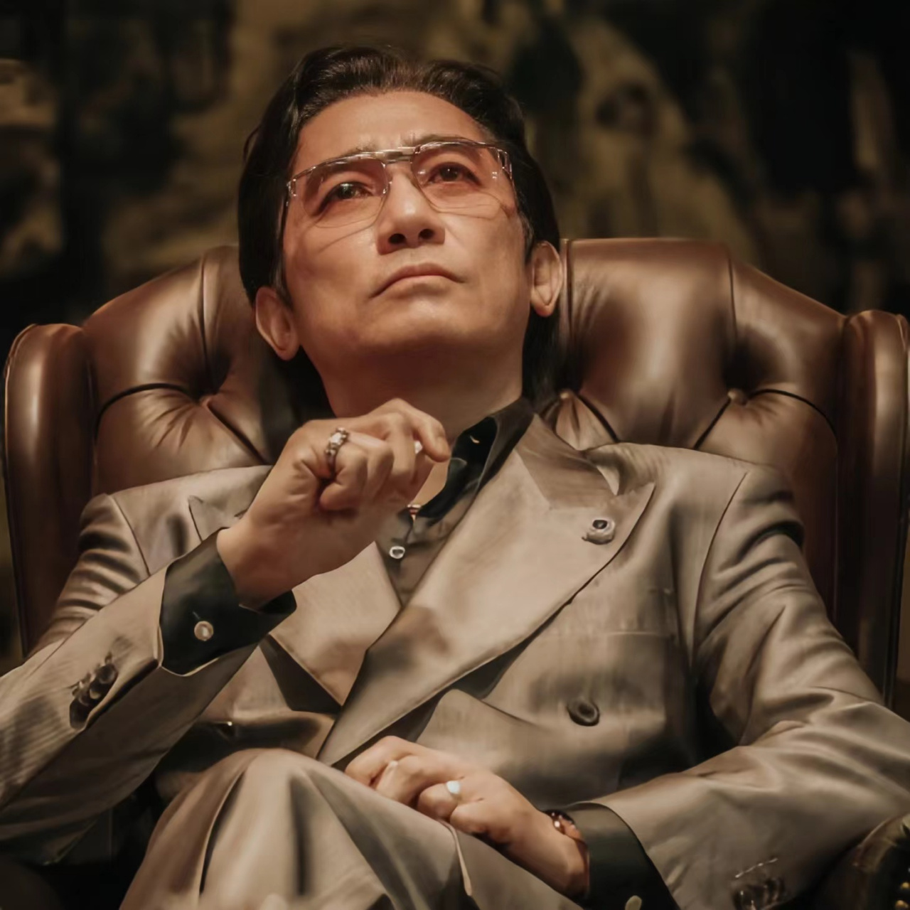 王祖蓝化妆扮演《金手指》中的角色,不仅外形神似梁朝伟.