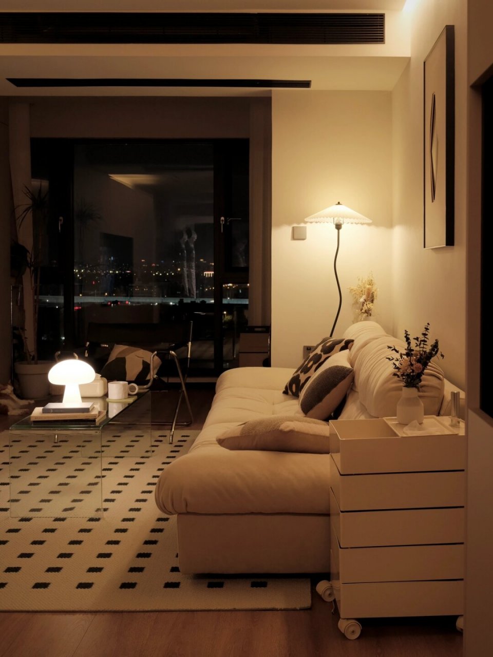 90后负债上岸的家,简单温馨 今天忙到很晚才回家,平静的夜晚配上昏暗