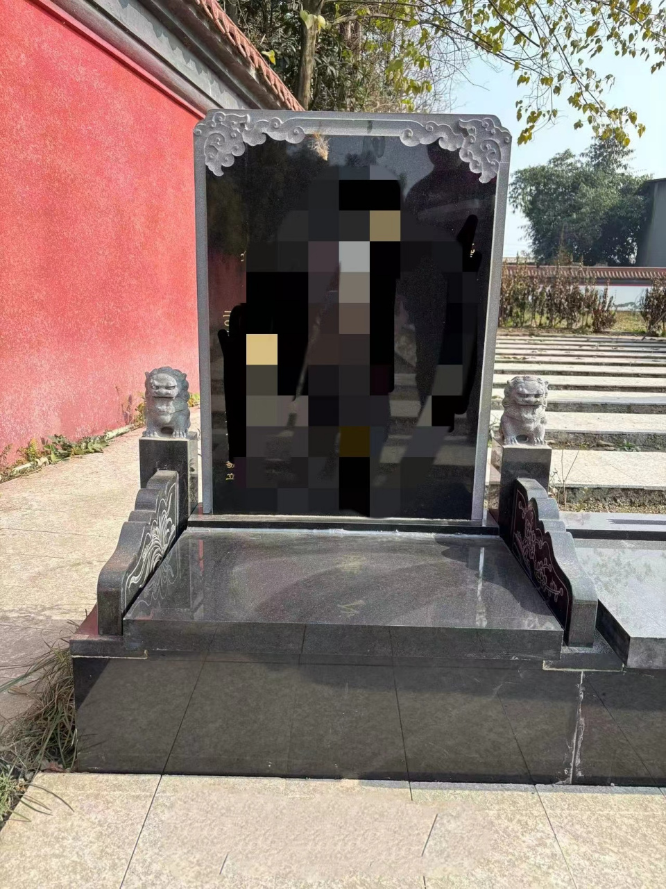 成都市新都区斑竹园宝光塔陵,占地180亩,建筑面积7万平方米,是墓型