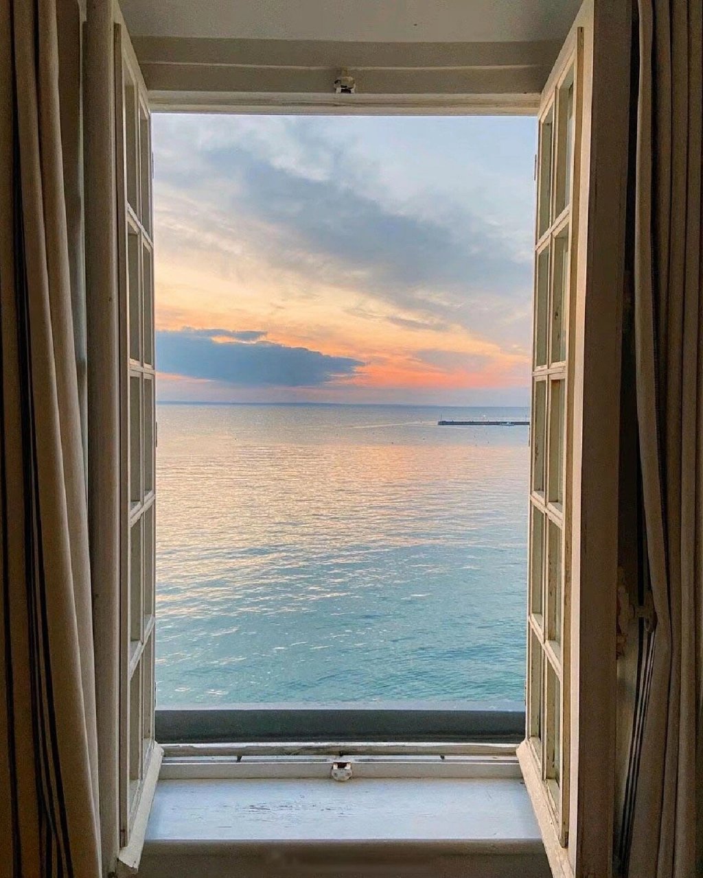 窗户图片  窗外的风景,如诗如画,演绎着大自然的魅力.