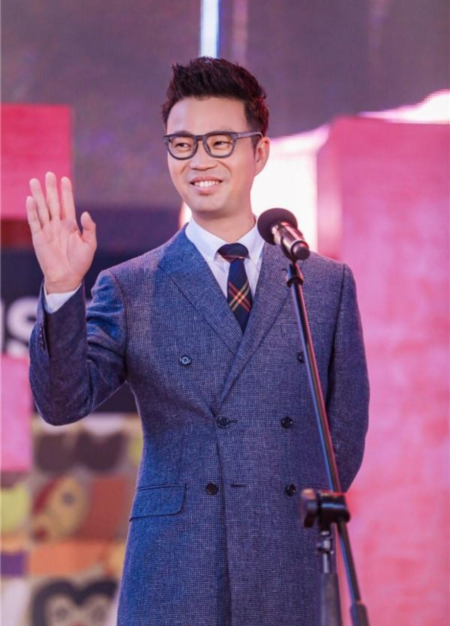 演员王迅说,第一次拍戏,和黄渤一个宿舍,我先到的,剧组区别对待,他和