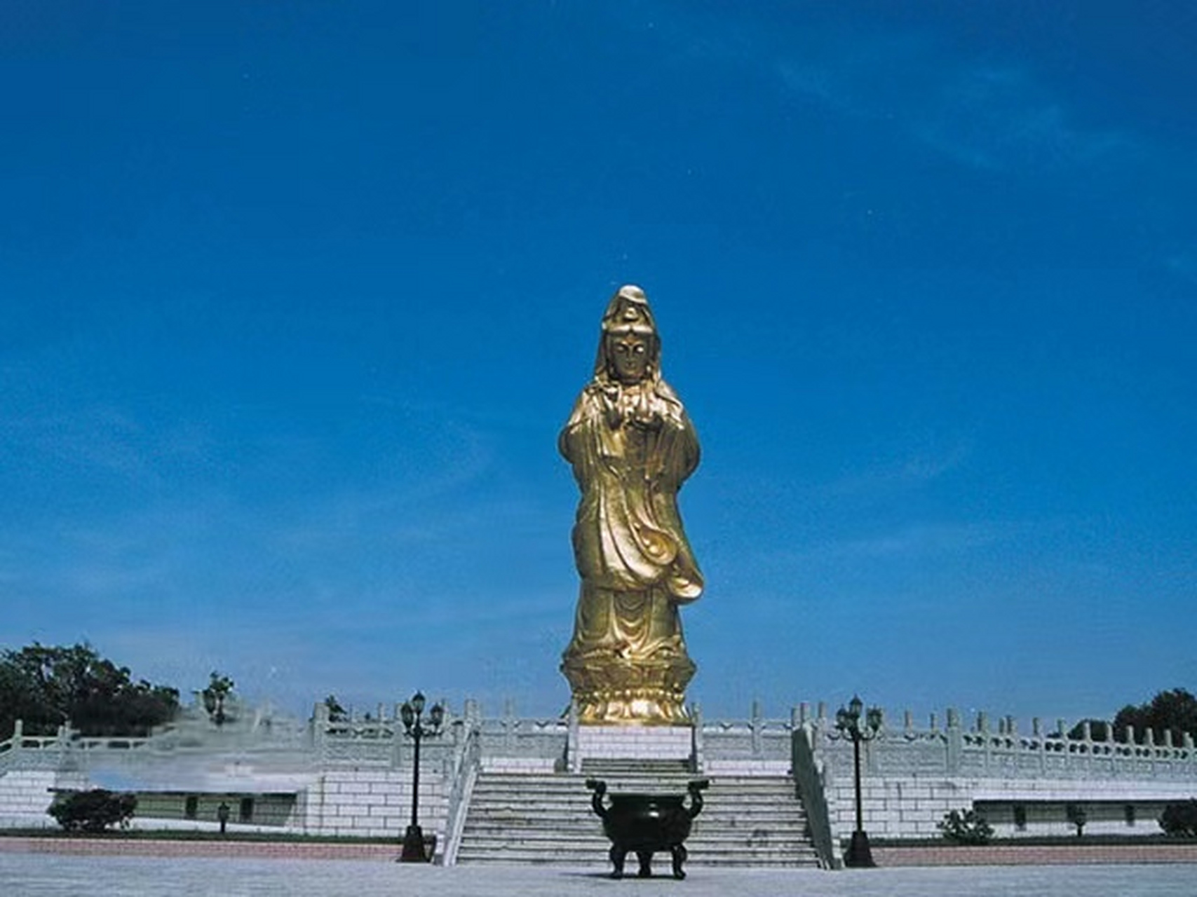 成都市新都区斑竹园宝光塔陵,占地180亩,建筑面积7万平方米,是墓型