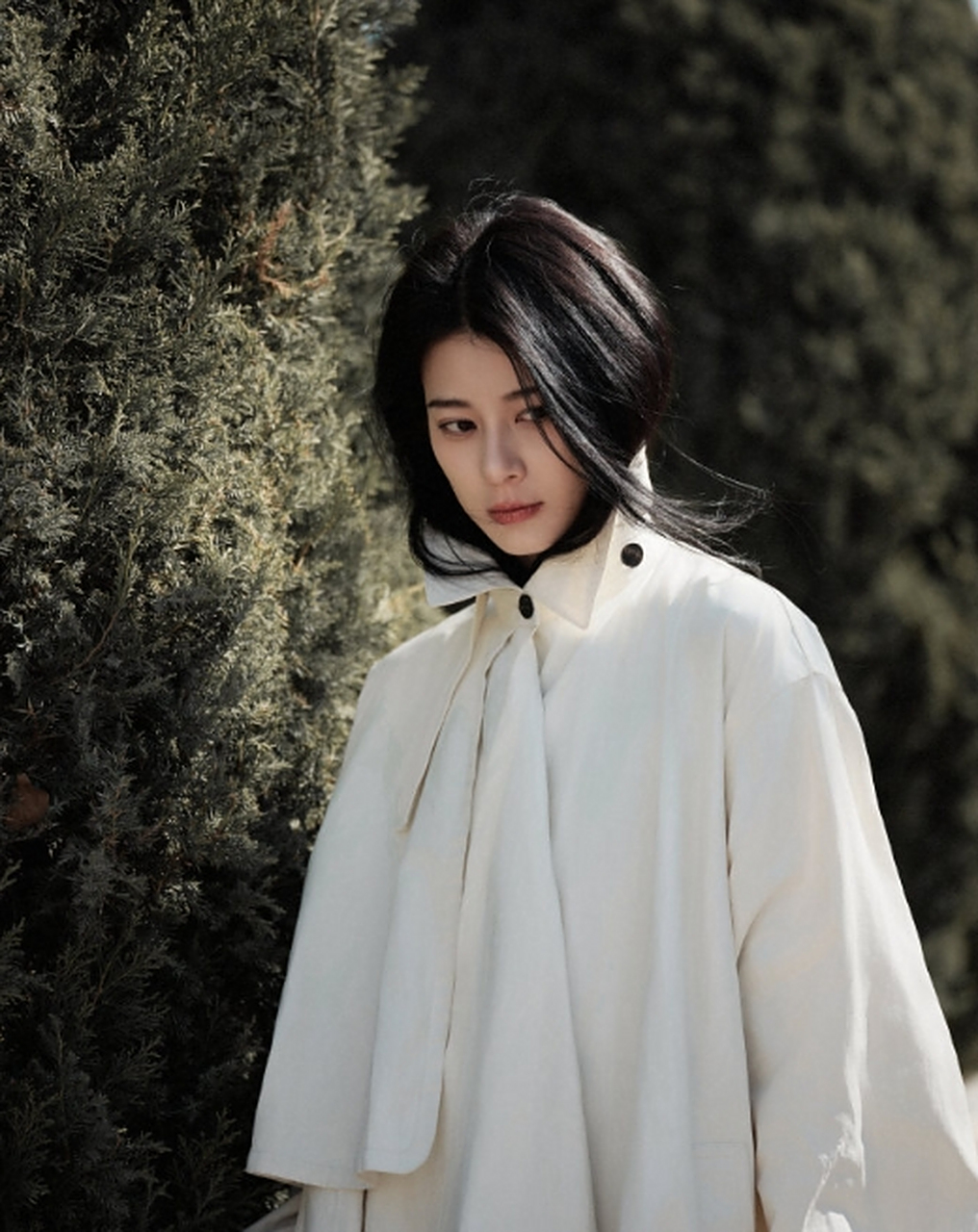 赵昭仪# 纯白套装,好漂亮. 妹宝摇身一变,成韩剧女主角了.