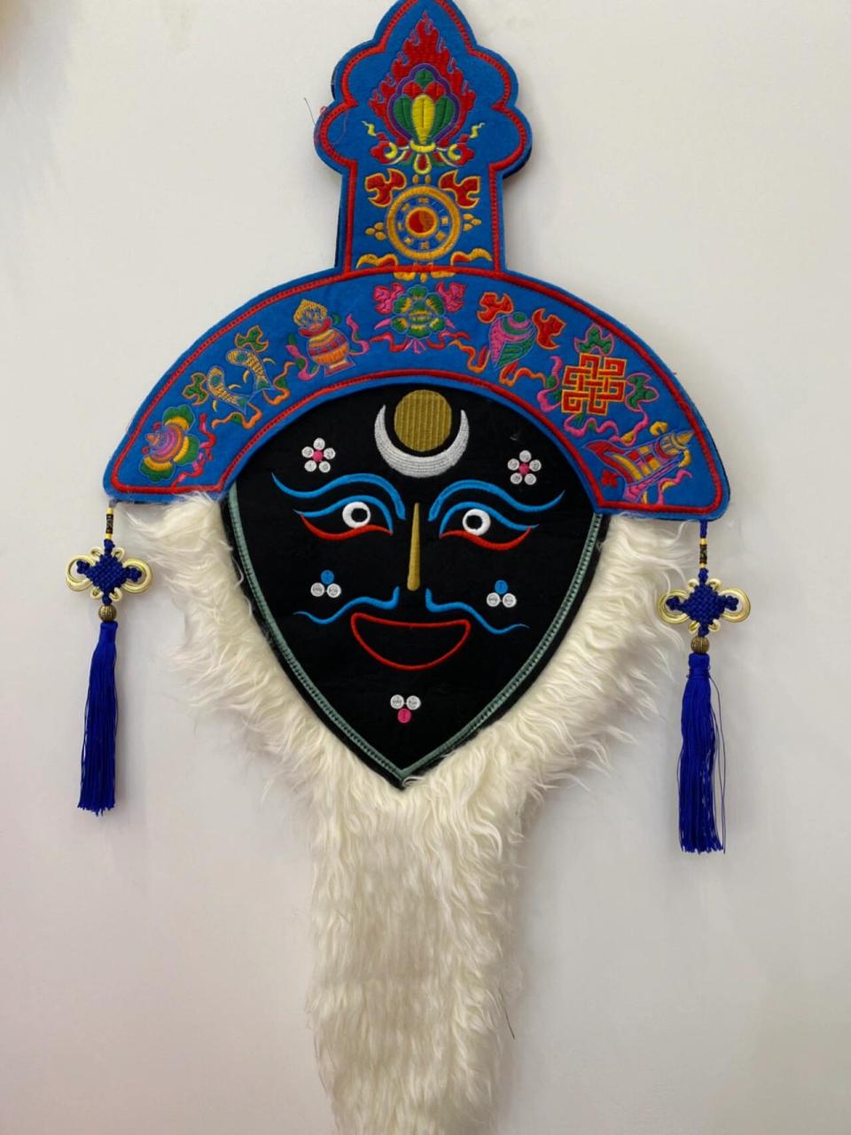 藏戏面具的象征意义  面具的变换,演绎着人生的起伏,体现了藏族人民对