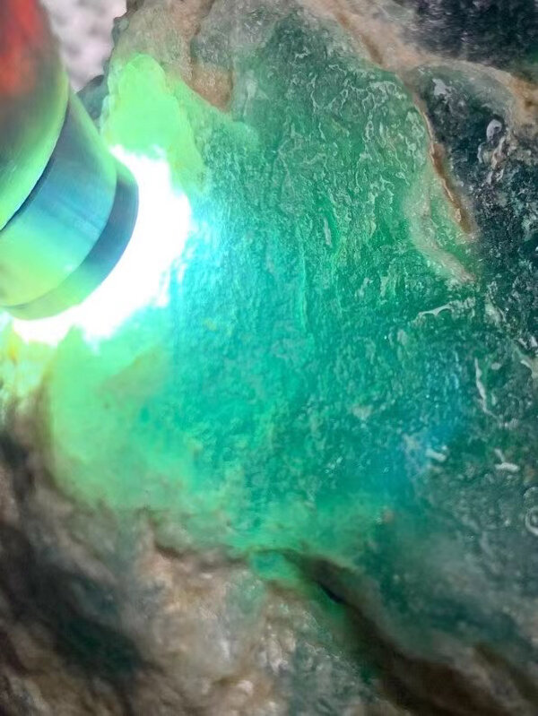 点击头像看直播# #翡翠原石#翡翠原石的裂分两种:一种是天然形成的