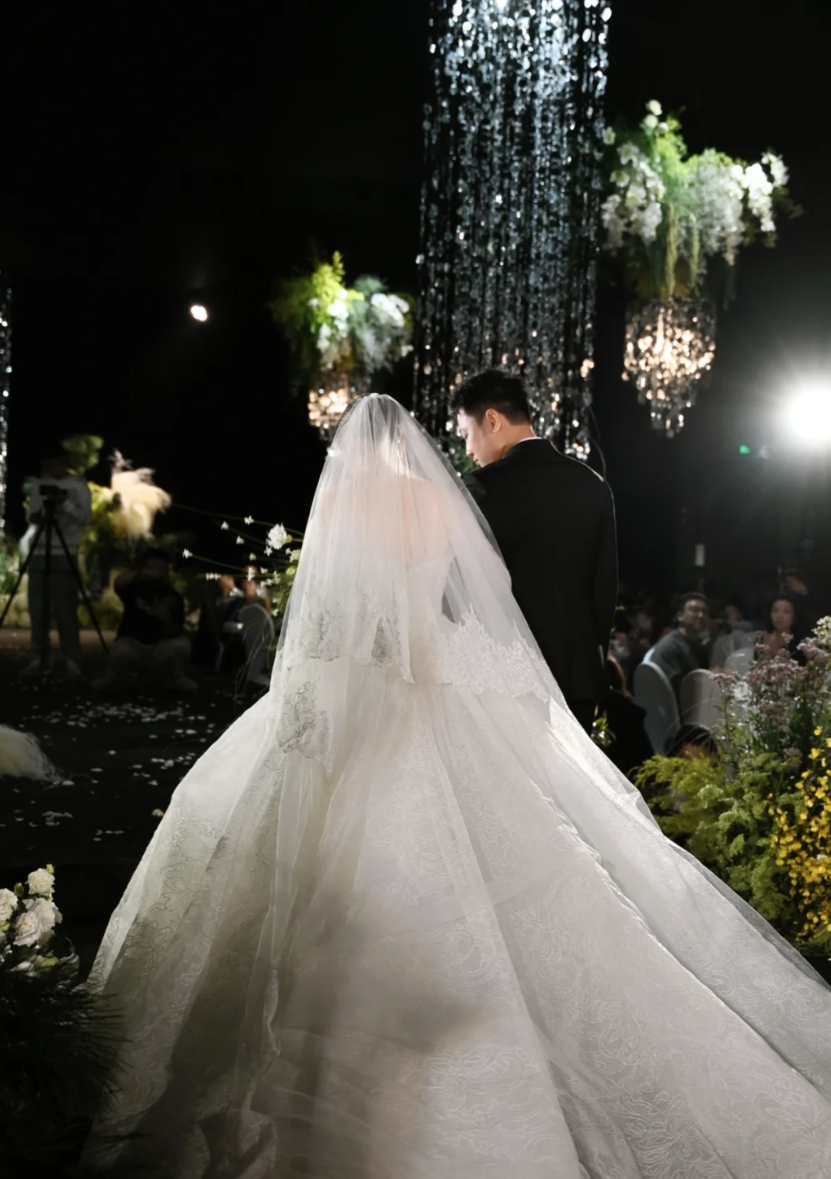 而对方家庭陪嫁了一套房子和一辆车子,这在表面上无疑是祭钜 婚礼