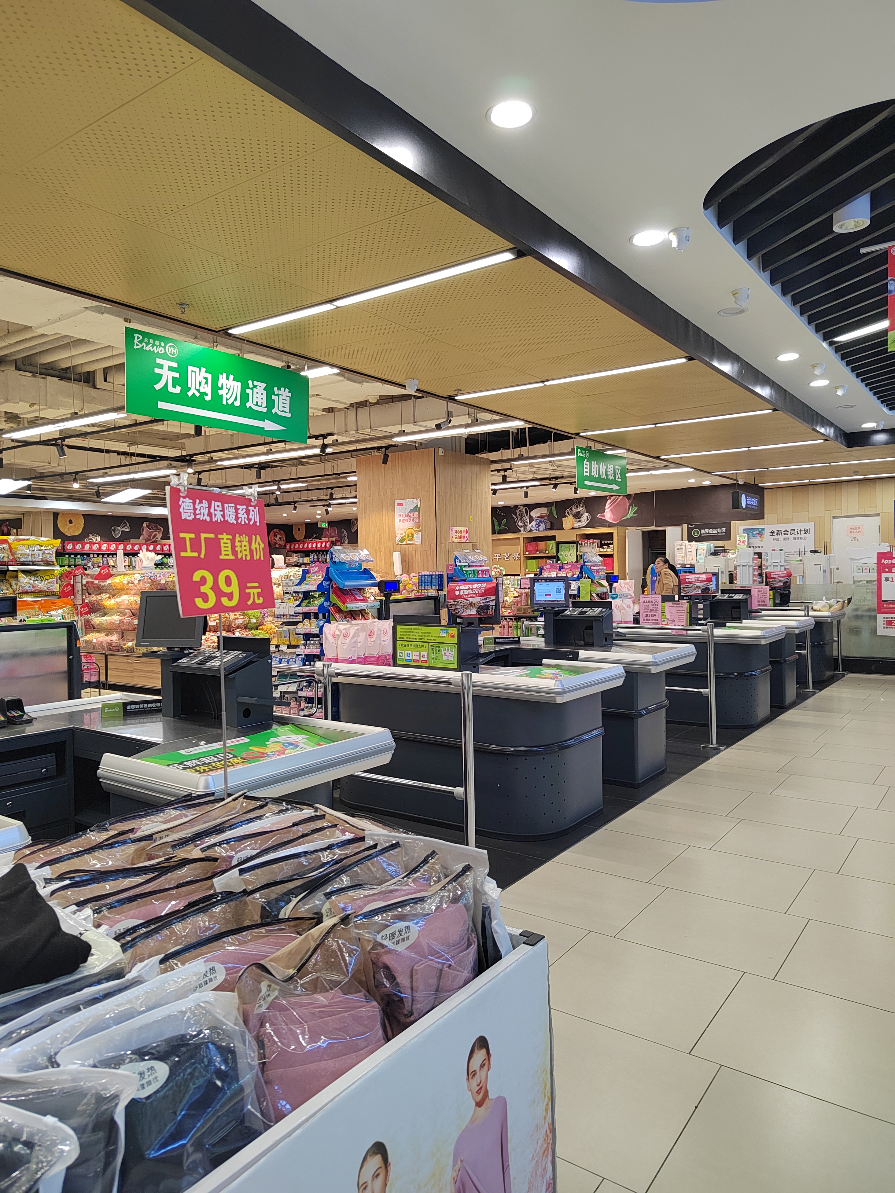 宜昌市夷陵区万达广场超市星期六人流少的可怜,中午完全没什么顾客,六