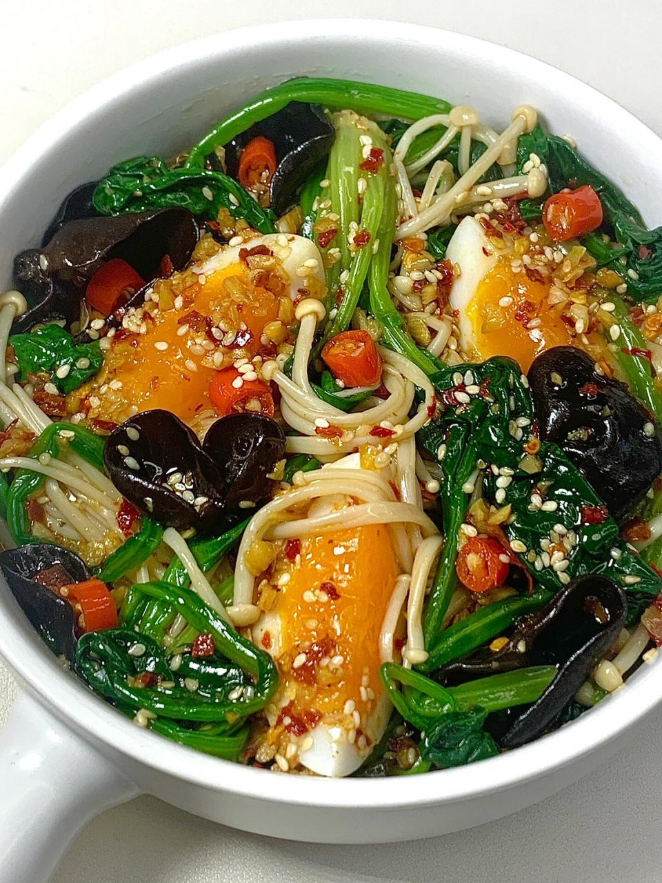 今天分享巨好吃的菠菜木耳拌金针菇!