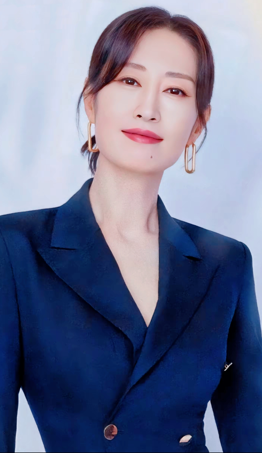刘敏涛# 内地影视女演员,以其白皙皮肤和独特女人味备受瞩目,她的