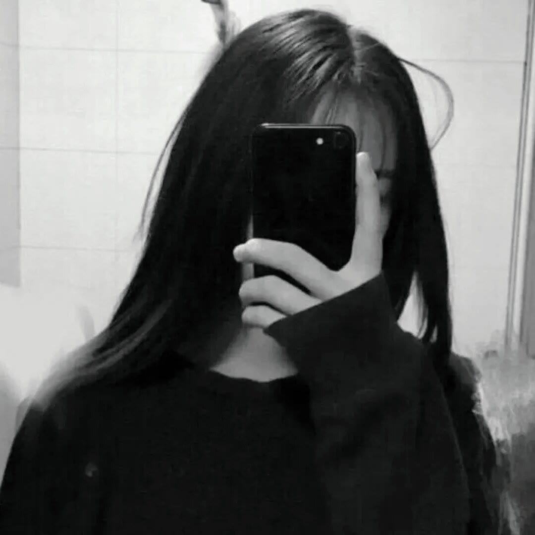 一个人一个人落幕图片一个人伤感头像黑色手机挡脸女生头像黑色毛衣