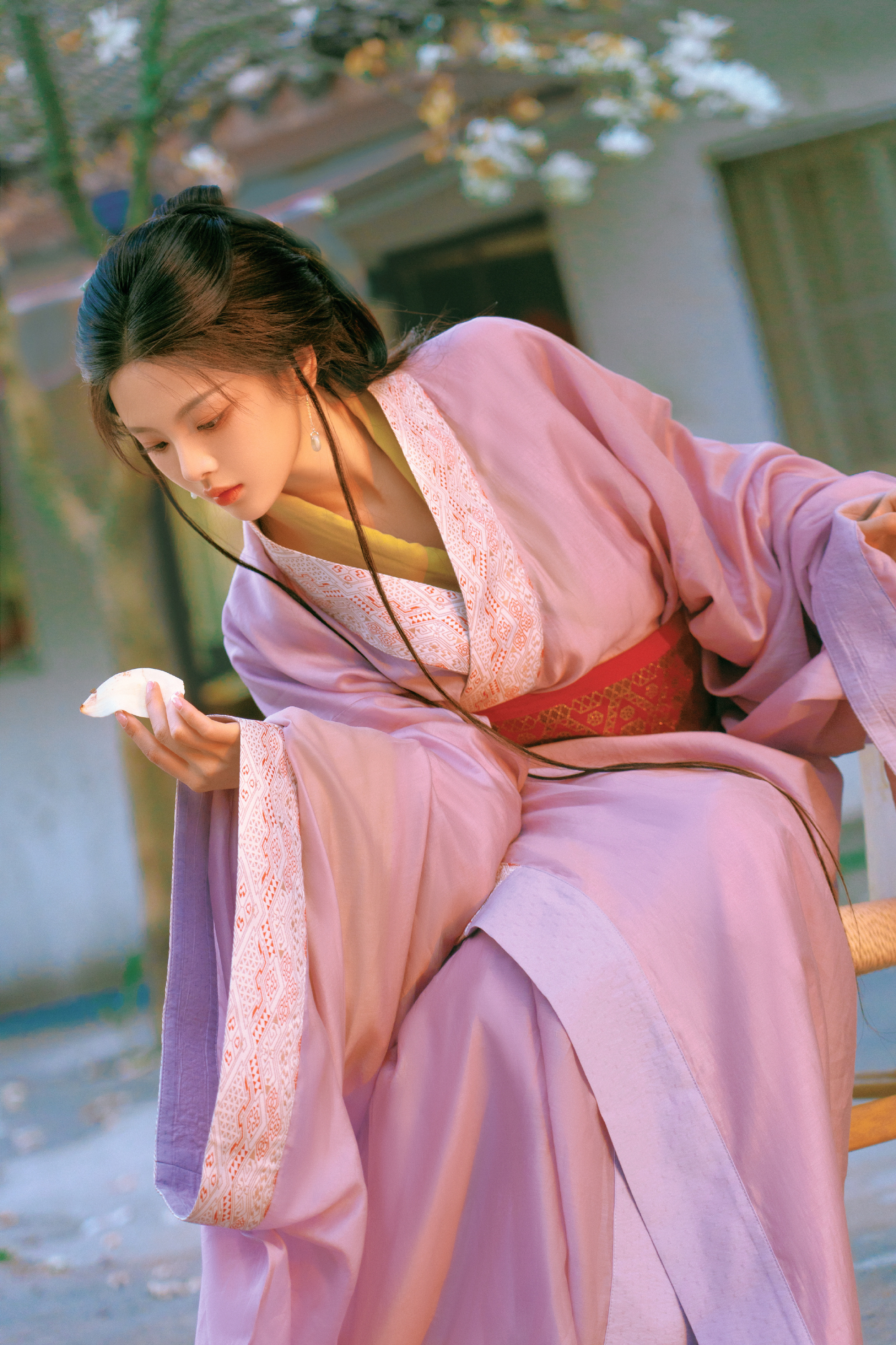 杨超越汉服少女写真,身穿粉嫩汉服,又娇又媚,古言女主具象化