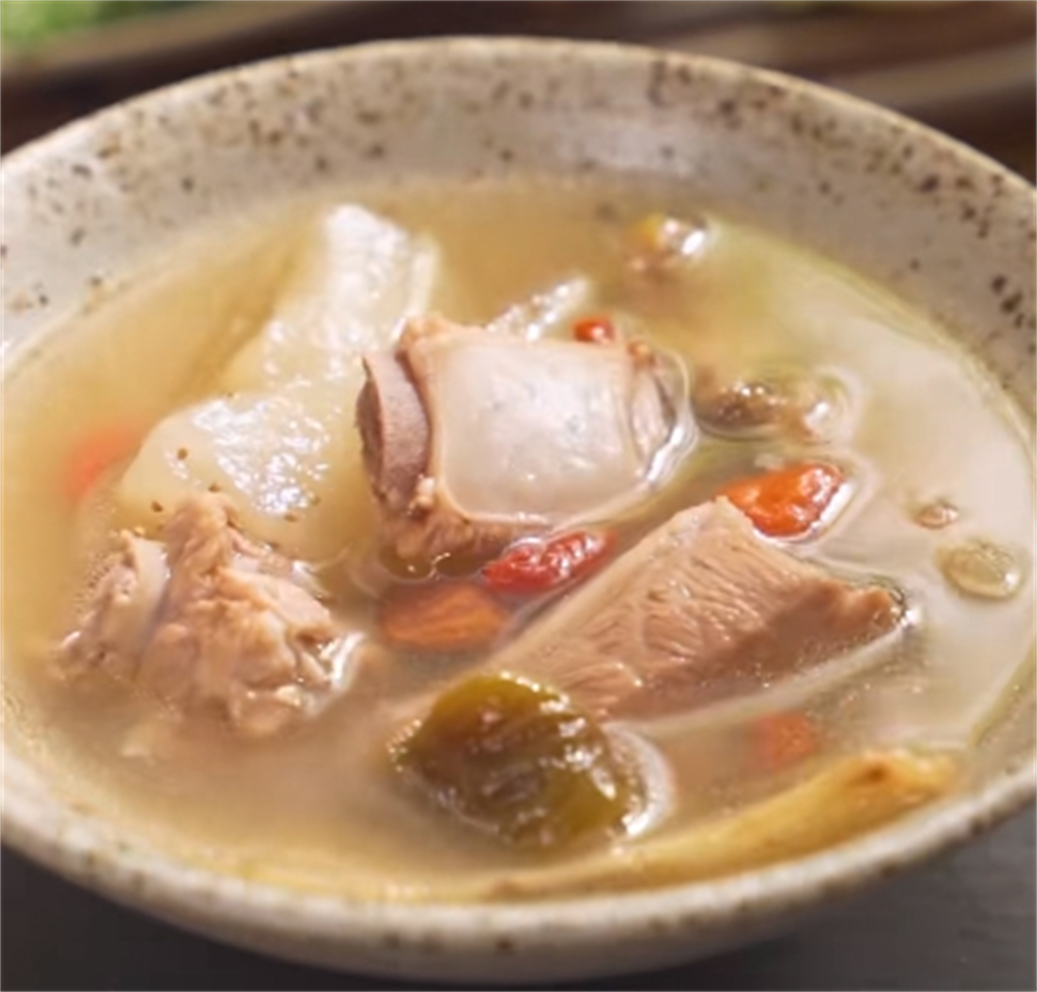 苹果无花果瘦肉汤,滋补美味一锅端!轻松炖出家常好汤!