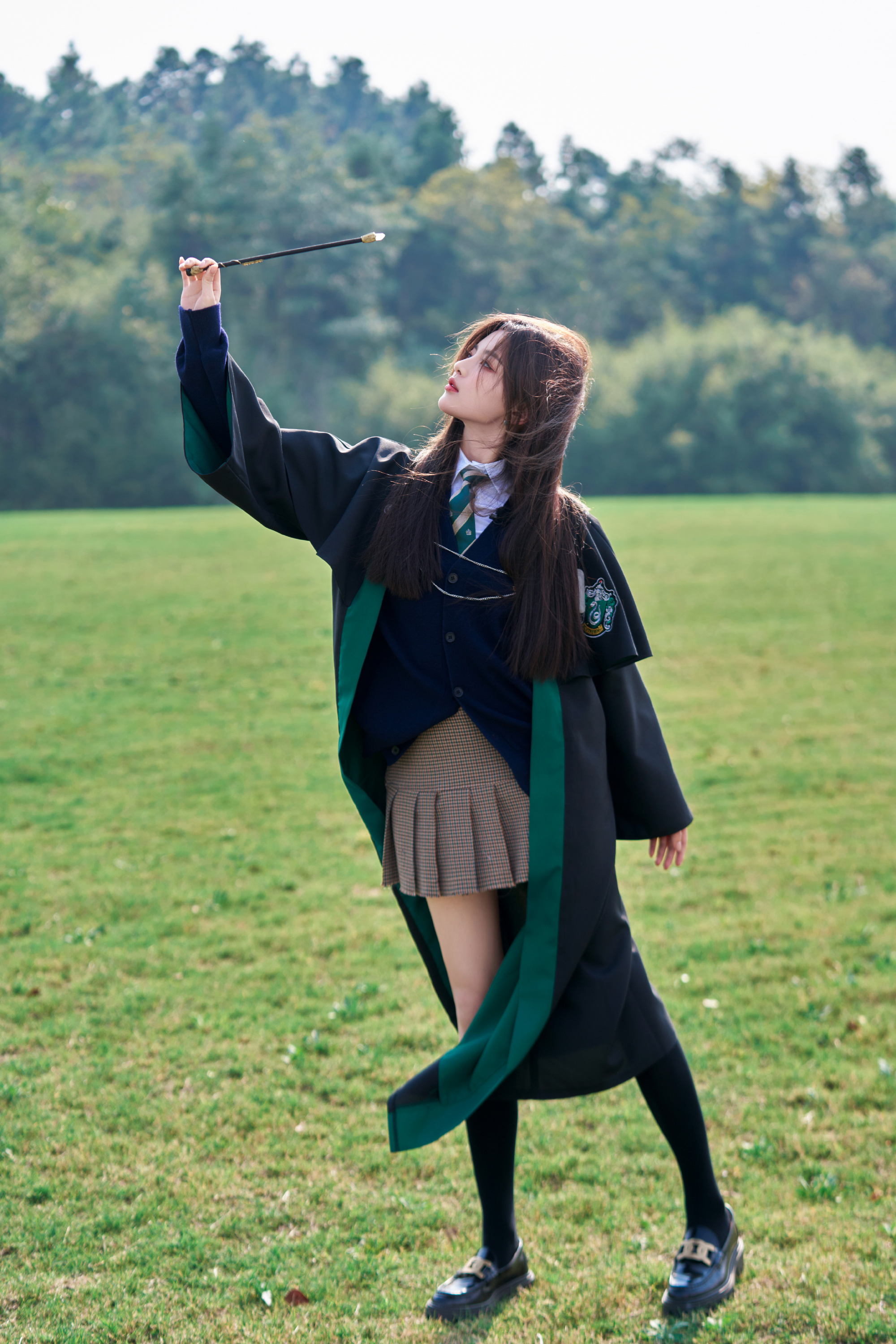 杨超越学院制服美照,针织衫配格纹短裙,挥舞魔法棒,少女感十足