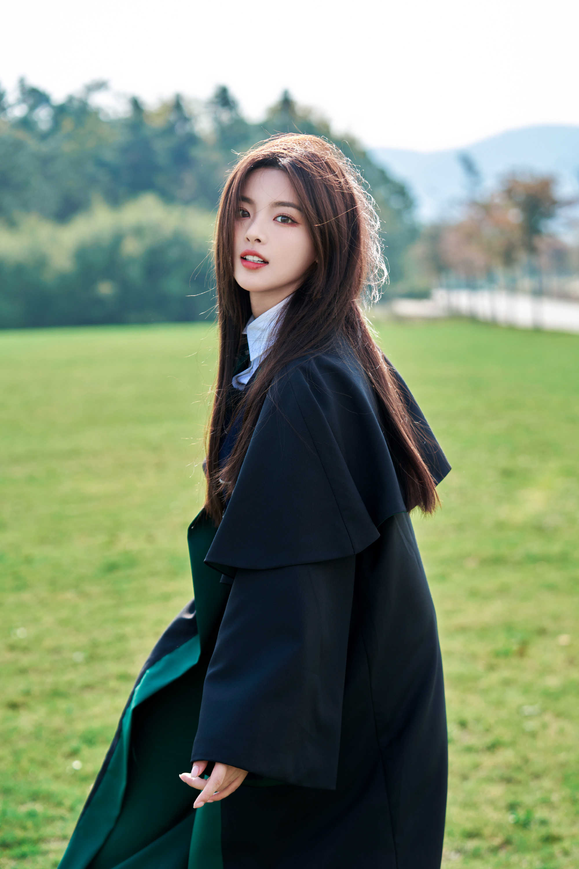 杨超越学院制服美照,针织衫配格纹短裙,挥舞魔法棒,少女感十足