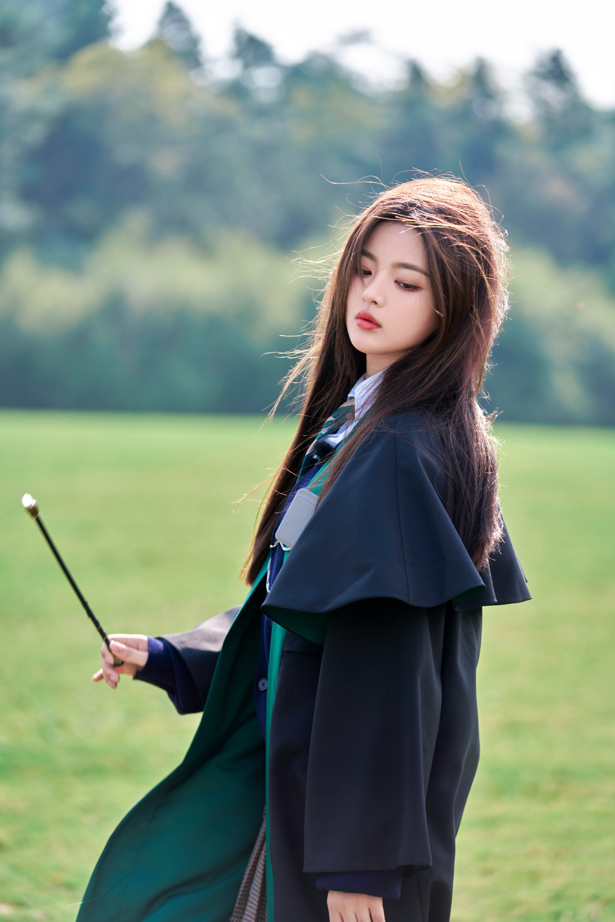 杨超越学院制服美照,针织衫配格纹短裙,挥舞魔法棒,少女感十足