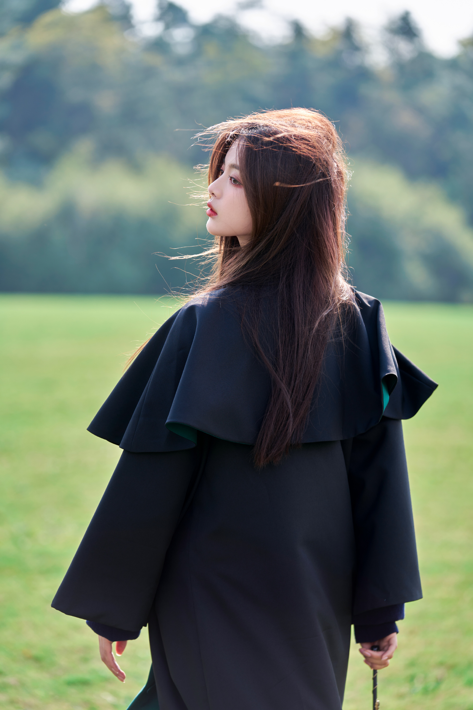 杨超越学院制服美照,针织衫配格纹短裙,挥舞魔法棒,少女感十足