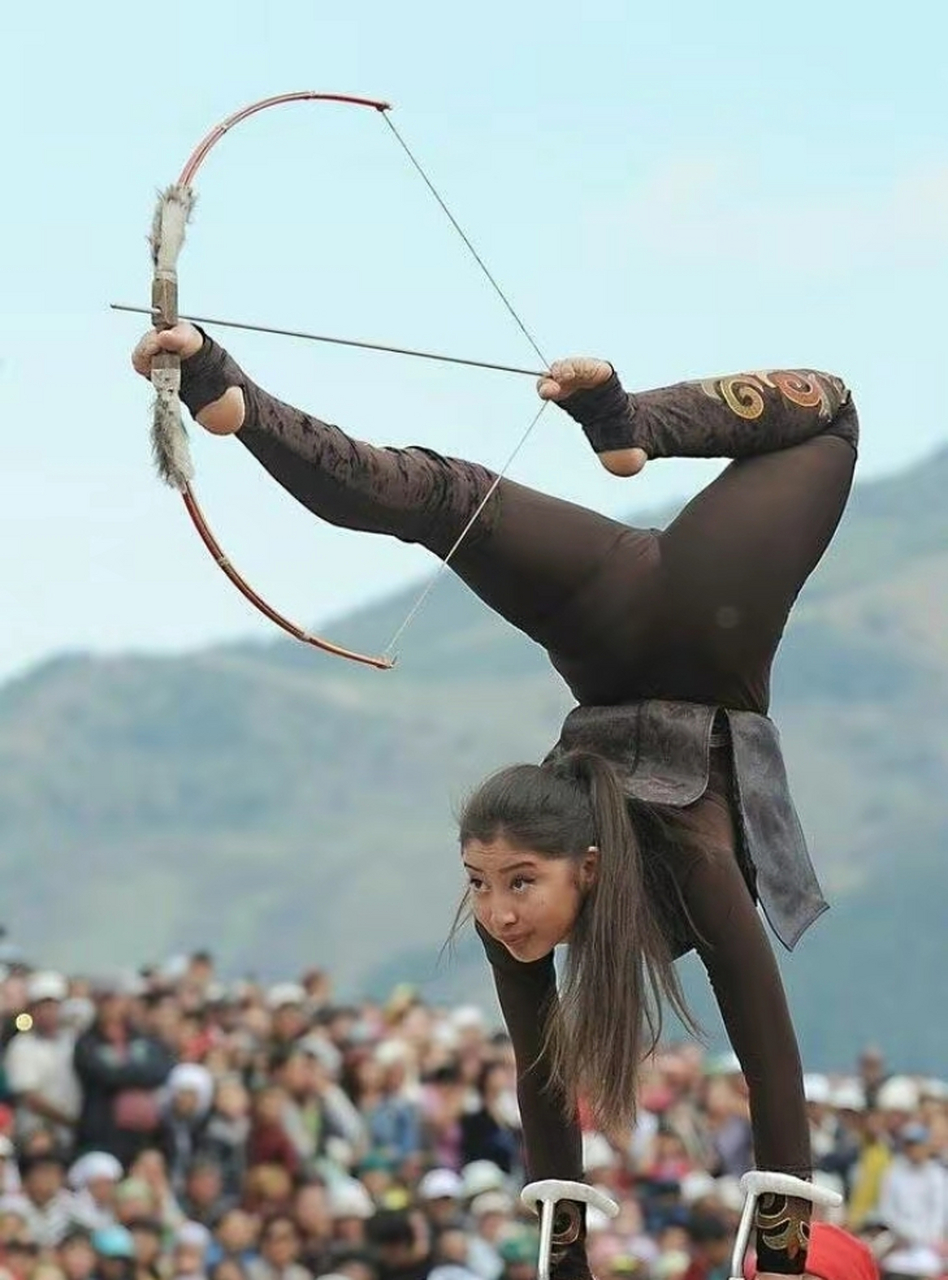 吉尔吉斯斯坦女孩表演用脚射箭,这个国家在古代也是强悍的游牧民族