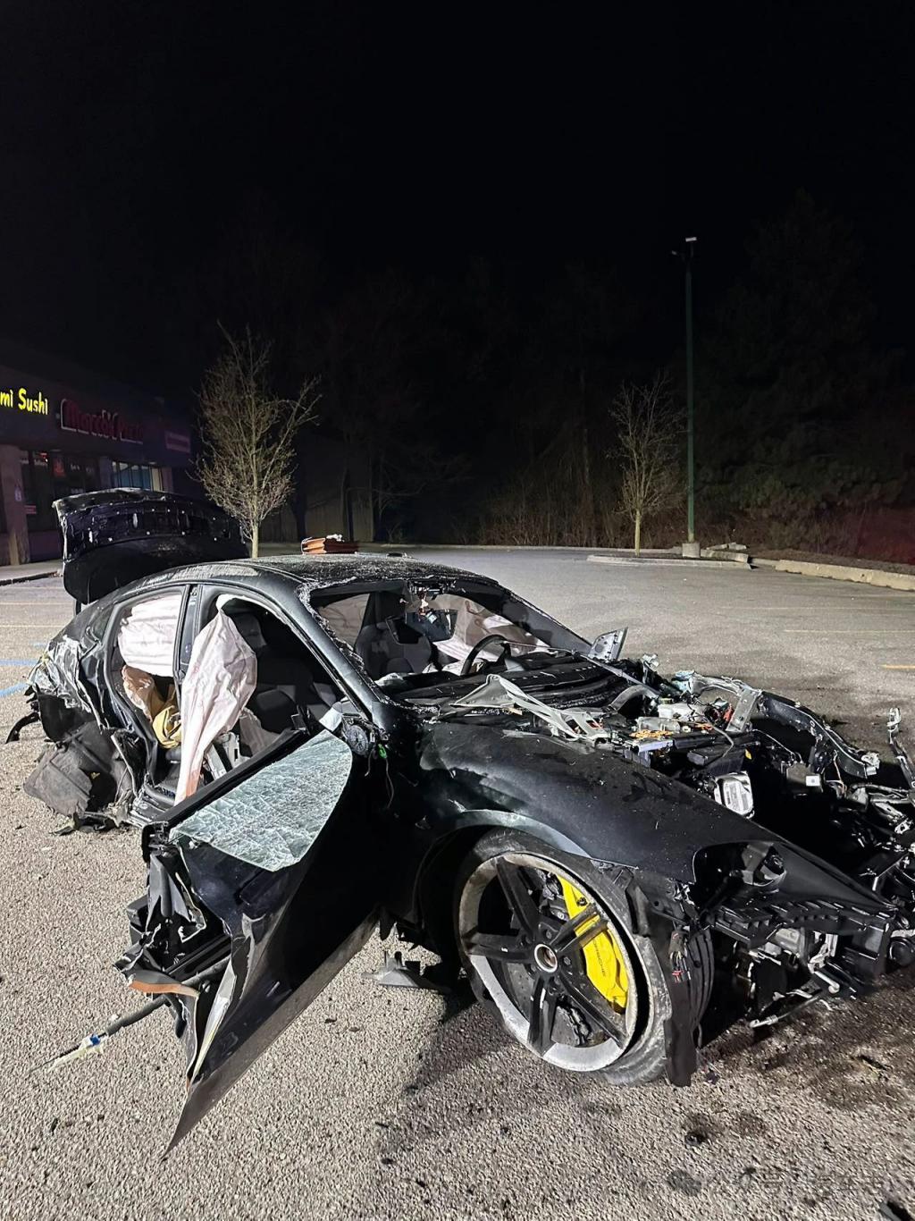 在美中国女生醉驾保时捷疯狂翻滚,车上人员均无性命之忧.