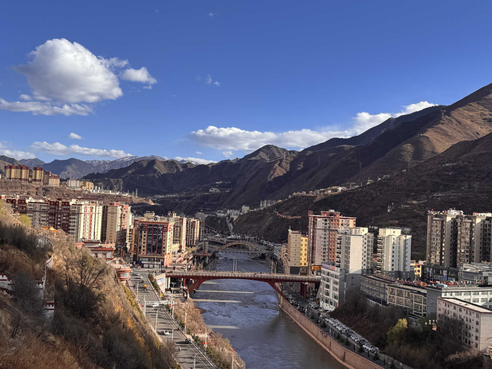 位于西藏自治区昌都市卡若区昌都镇内,坐落在昂曲和杂曲两河交汇处的