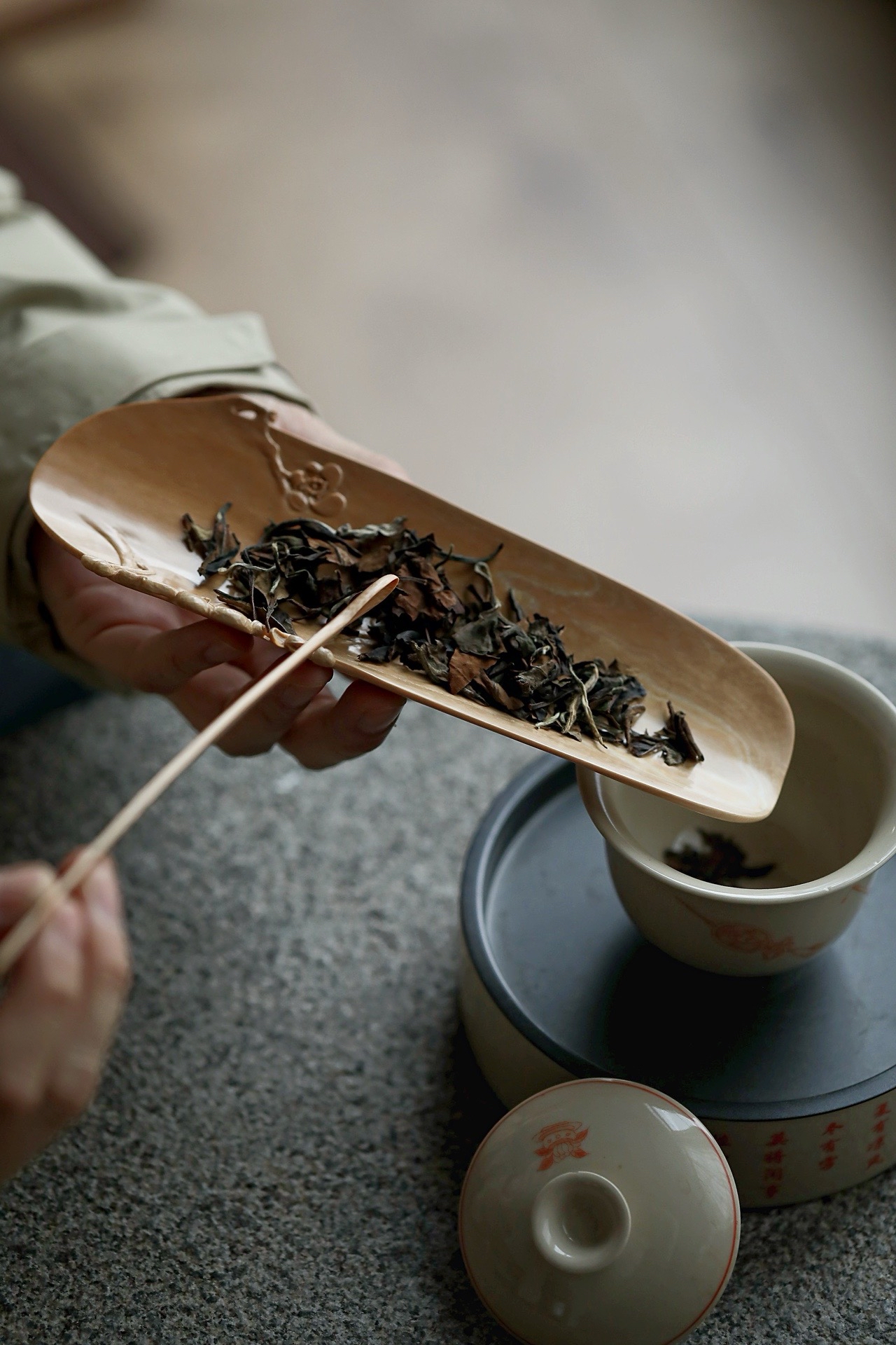 刀法精湛熟练以曲直深浅的刀法变化将梅花的傲骨表现得淋漓尽致