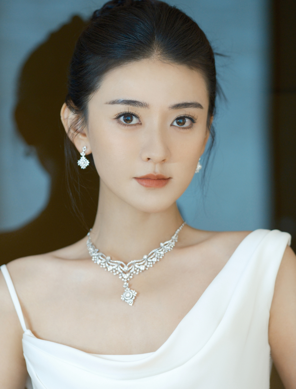 梁洁白色荡领连衣裙魅力写真