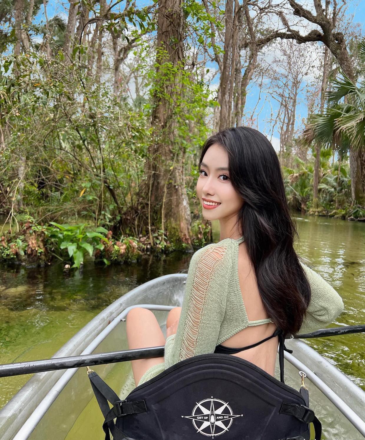 蓝蓝的天空绿绿们树木还有行驶在绿水中的小小的船儿美女姝姝坐船