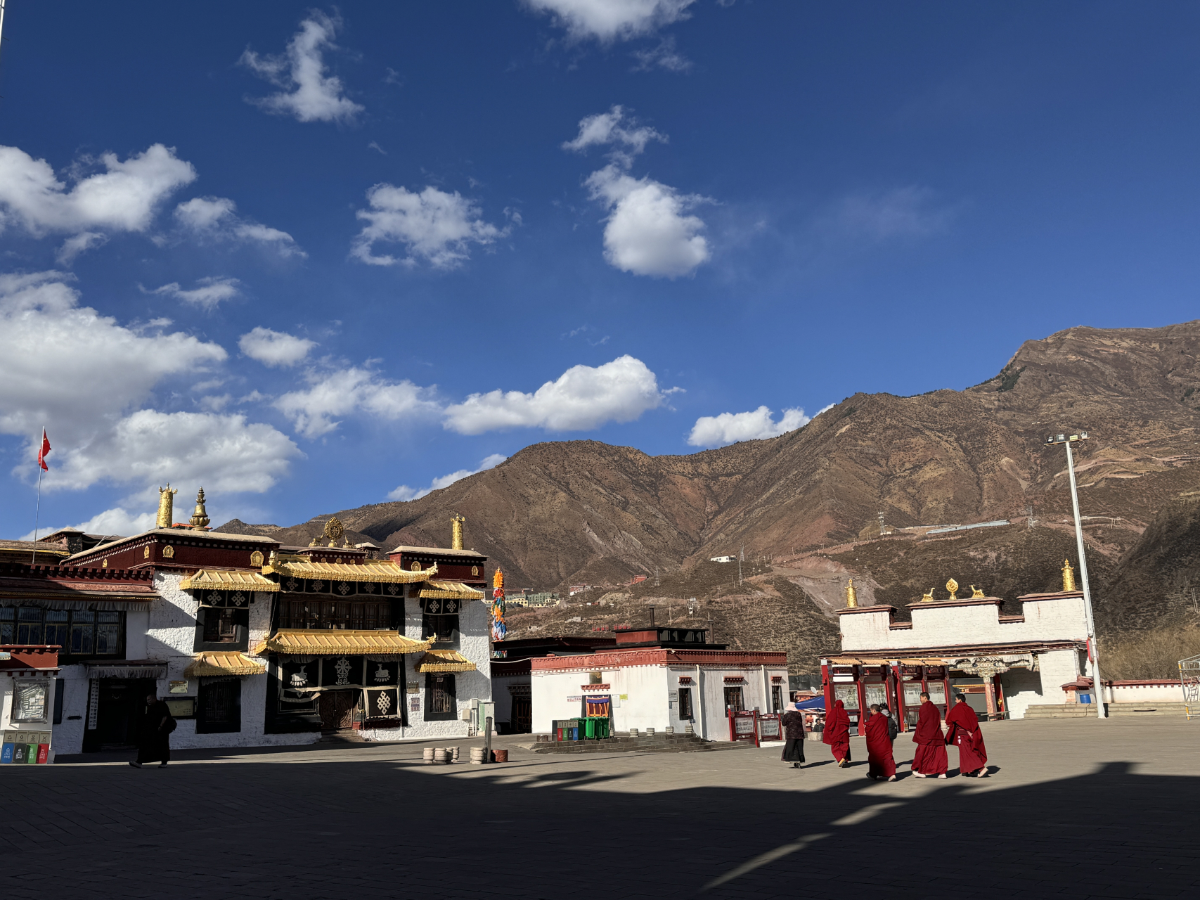 强巴林寺是藏传佛教格鲁派在西藏东部康区的重要寺院,位于西藏自治区