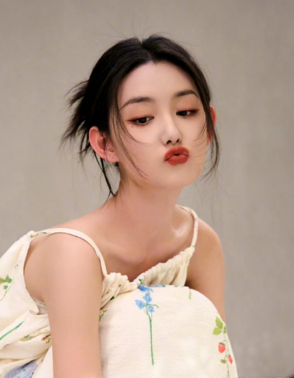 花丛中的蒋依依, 蒋依依:"也到了会赏花的年纪"  是少女感满满的年纪