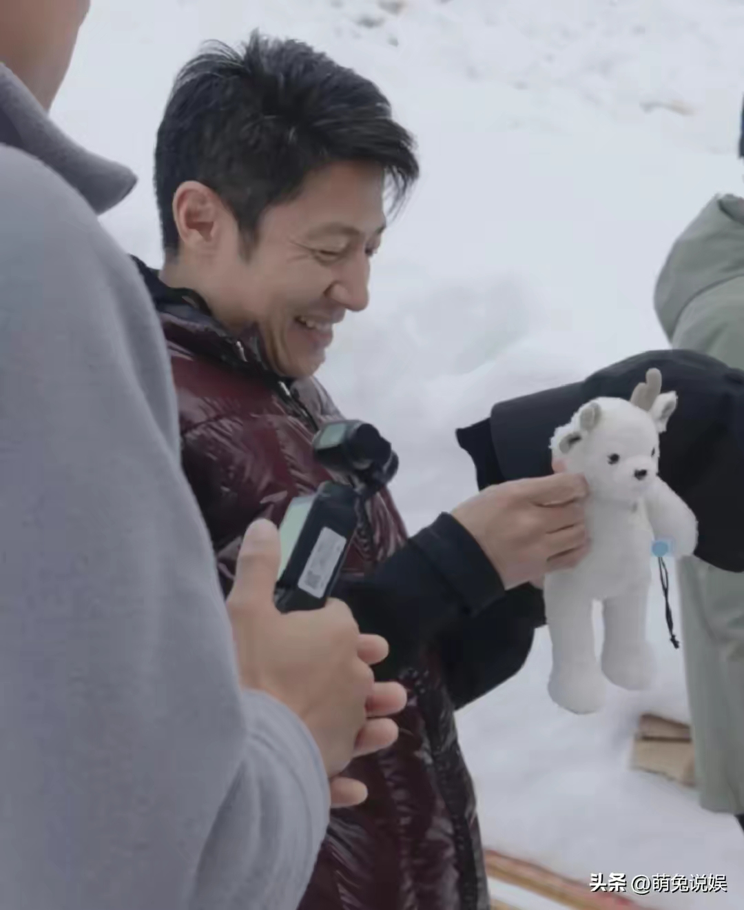 撒贝宁新疆游玩在酒吧庆生与尼格买提跳舞李白笑得一脸宠溺