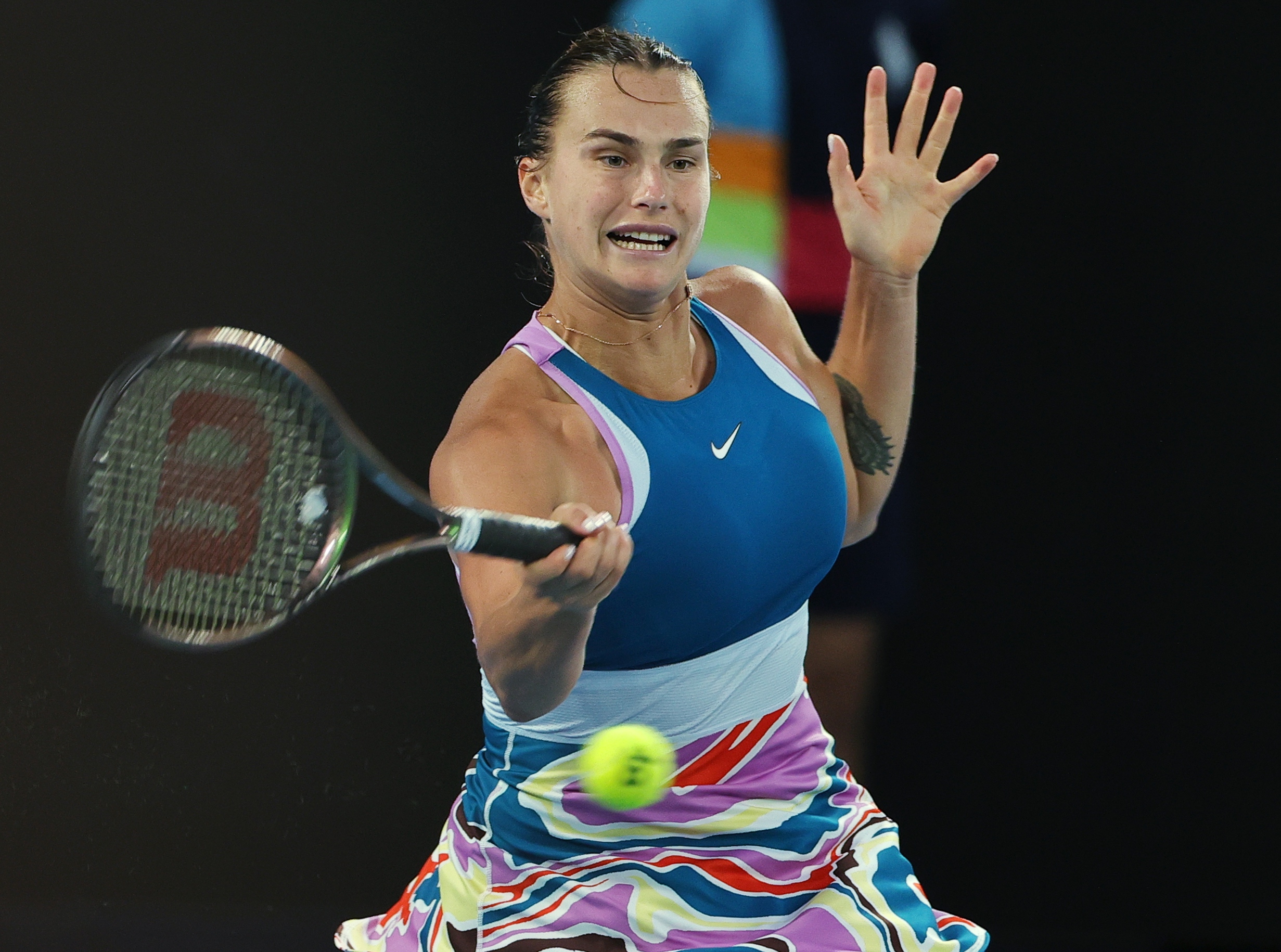 1比2爆大冷输球!女网前世界第一怒摔球拍,网友:这火气真不小