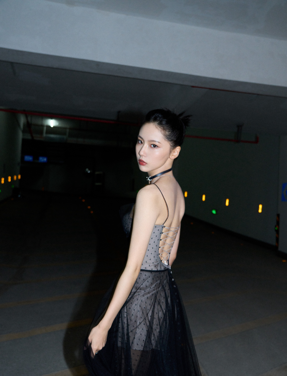 成果全新写真大片:黑夜凝成墨,自由亦柔美