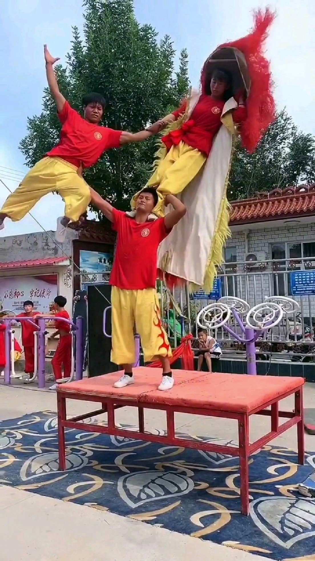 精彩的舞狮杂技表演