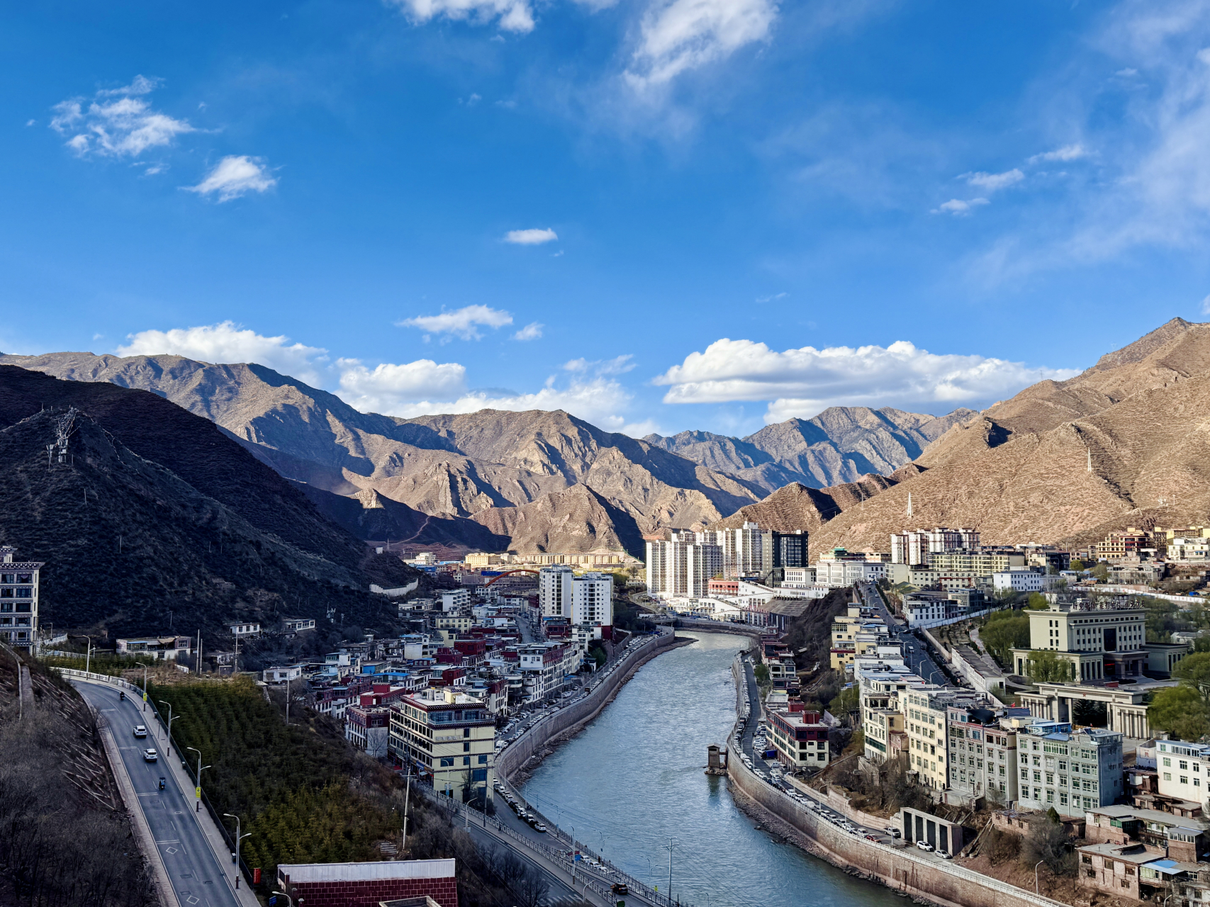 位于西藏自治区昌都市卡若区昌都镇内,坐落在昂曲和杂曲两河交汇处的