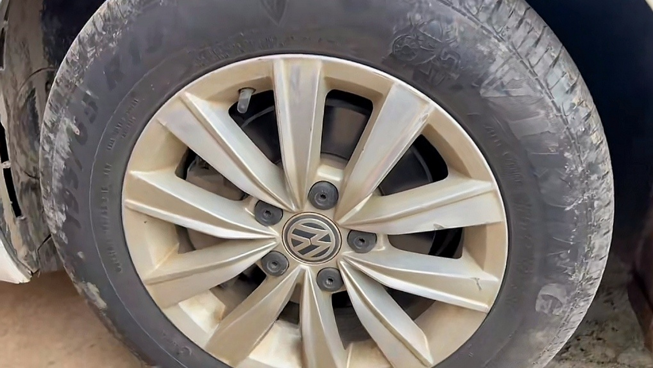 朋友换的轮胎,胎标是一个牛头小人拿一个大宝剑,一个大盾牌,我问他你