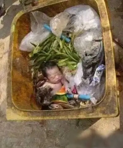 厕所垃圾桶中发现被抛弃的婴儿!网友评论区炸了