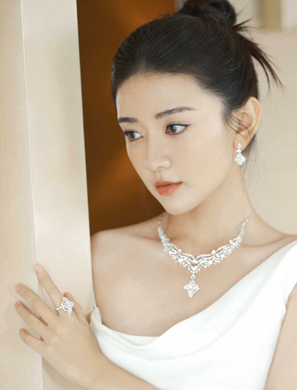 梁洁白色荡领连衣裙魅力写真