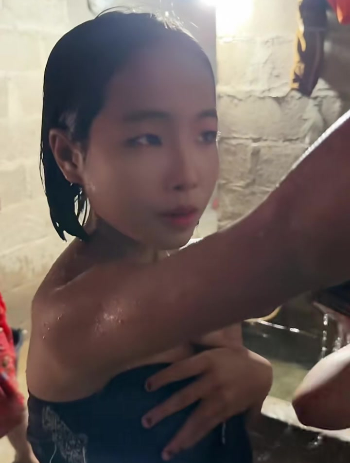 记录老挝农村美女洗澡全过程